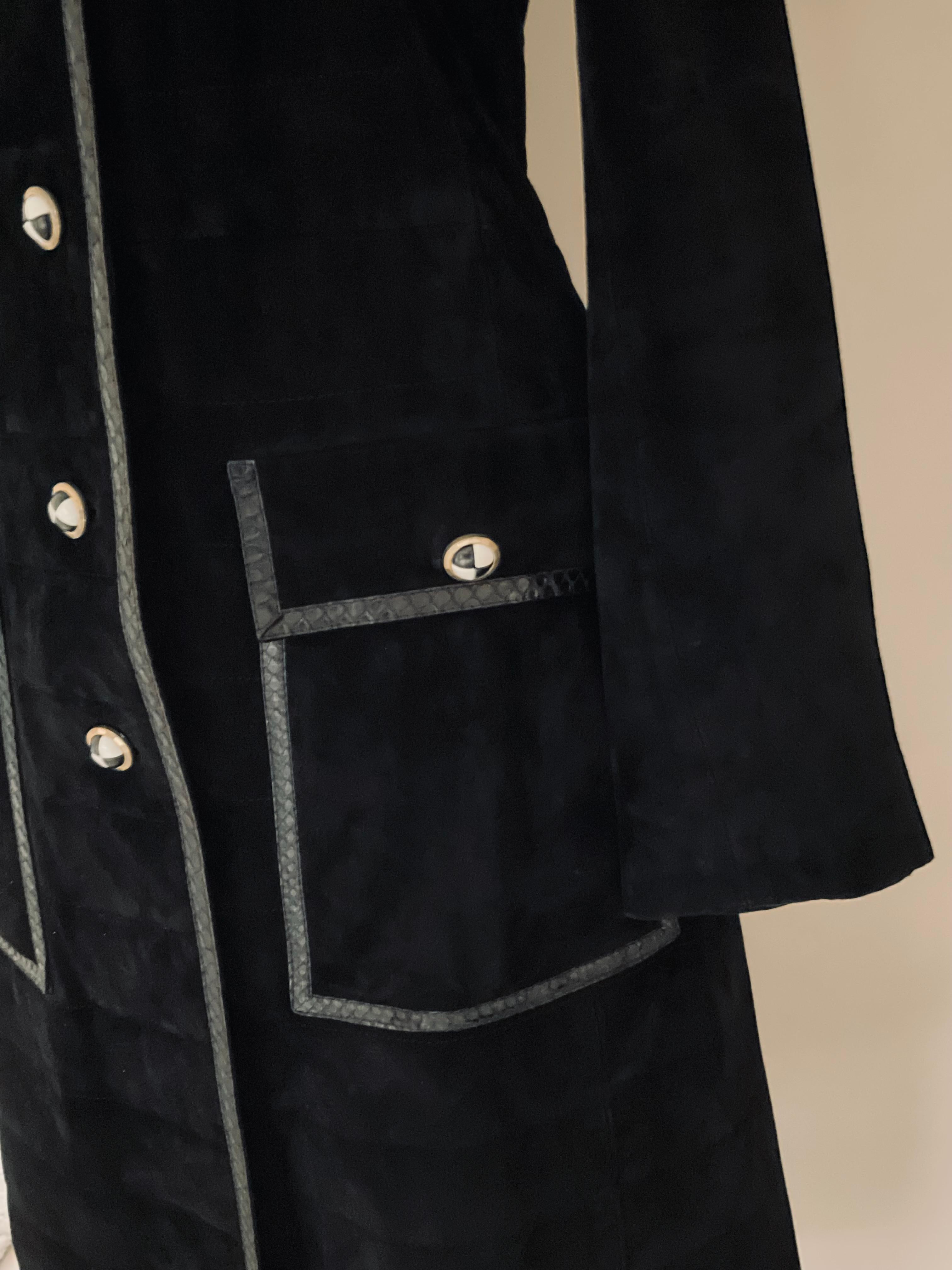 Noir 1990 Long manteau en daim avec col en fourrure en vente