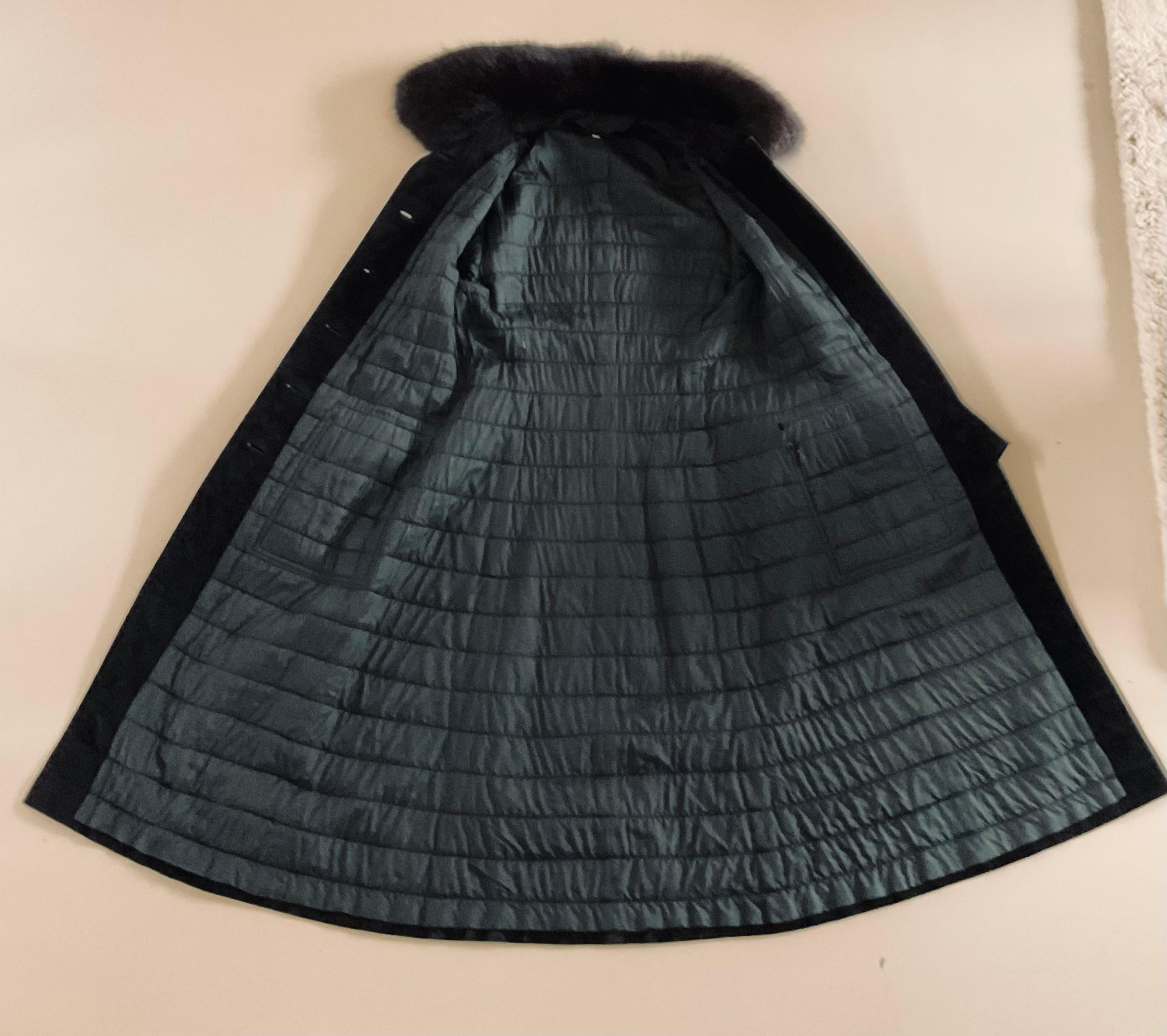 1990 Long manteau en daim avec col en fourrure en vente 2