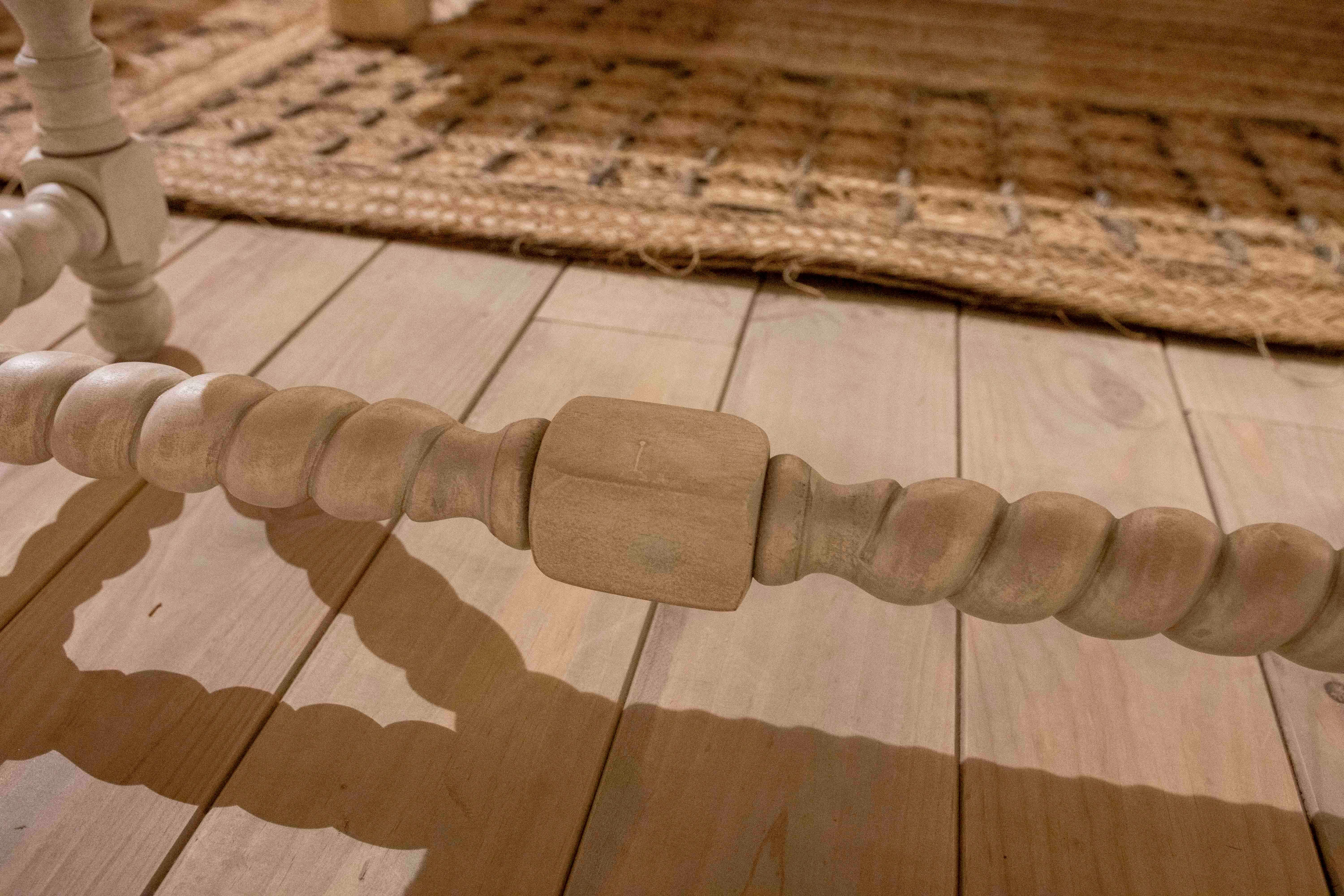 Banc tapissé des années 1990 avec pieds tournés sculptés en bois de style rustique en vente 4