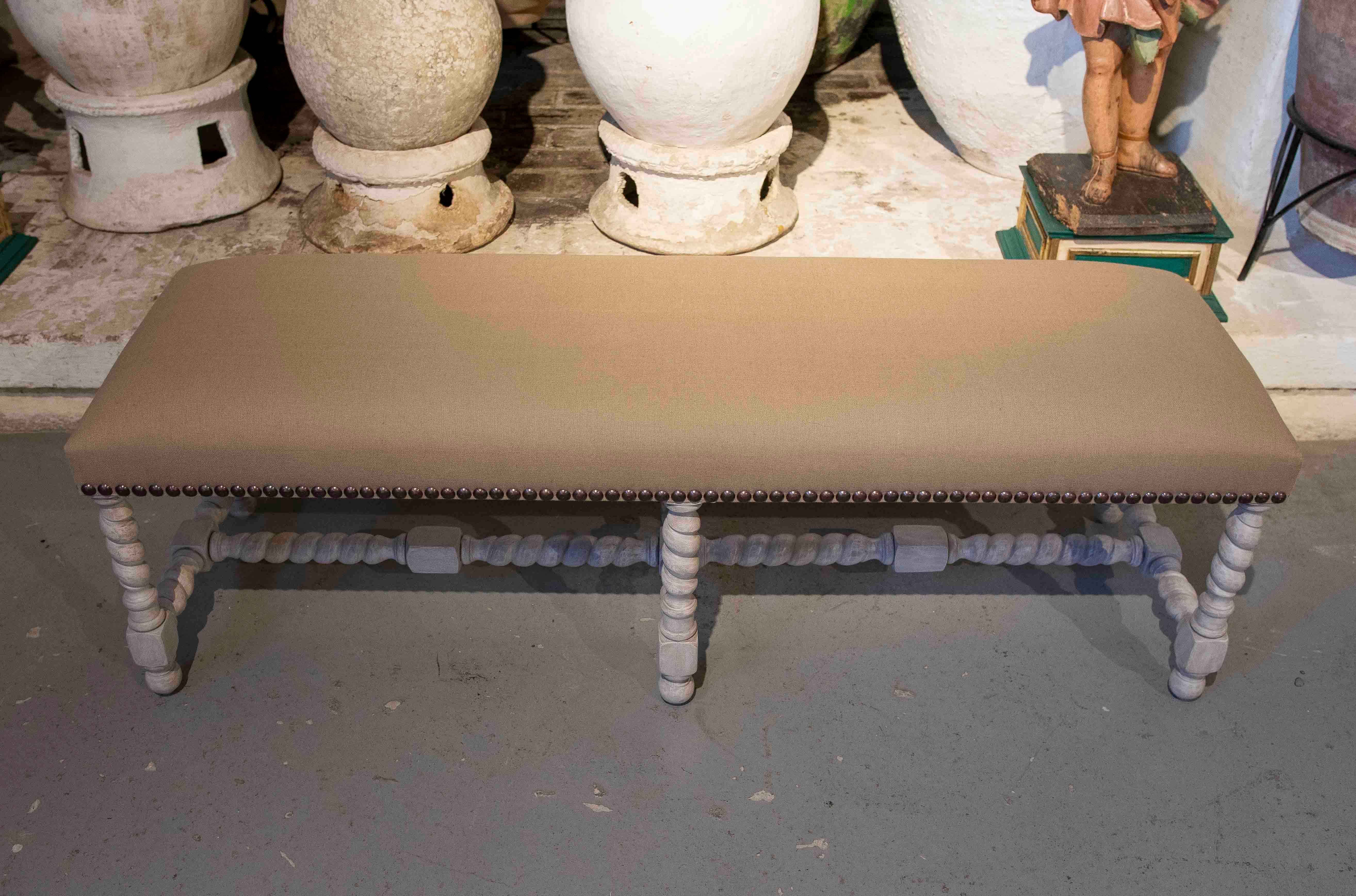 Banc tapissé des années 1990 avec pieds tournés sculptés en bois de style rustique en vente 4