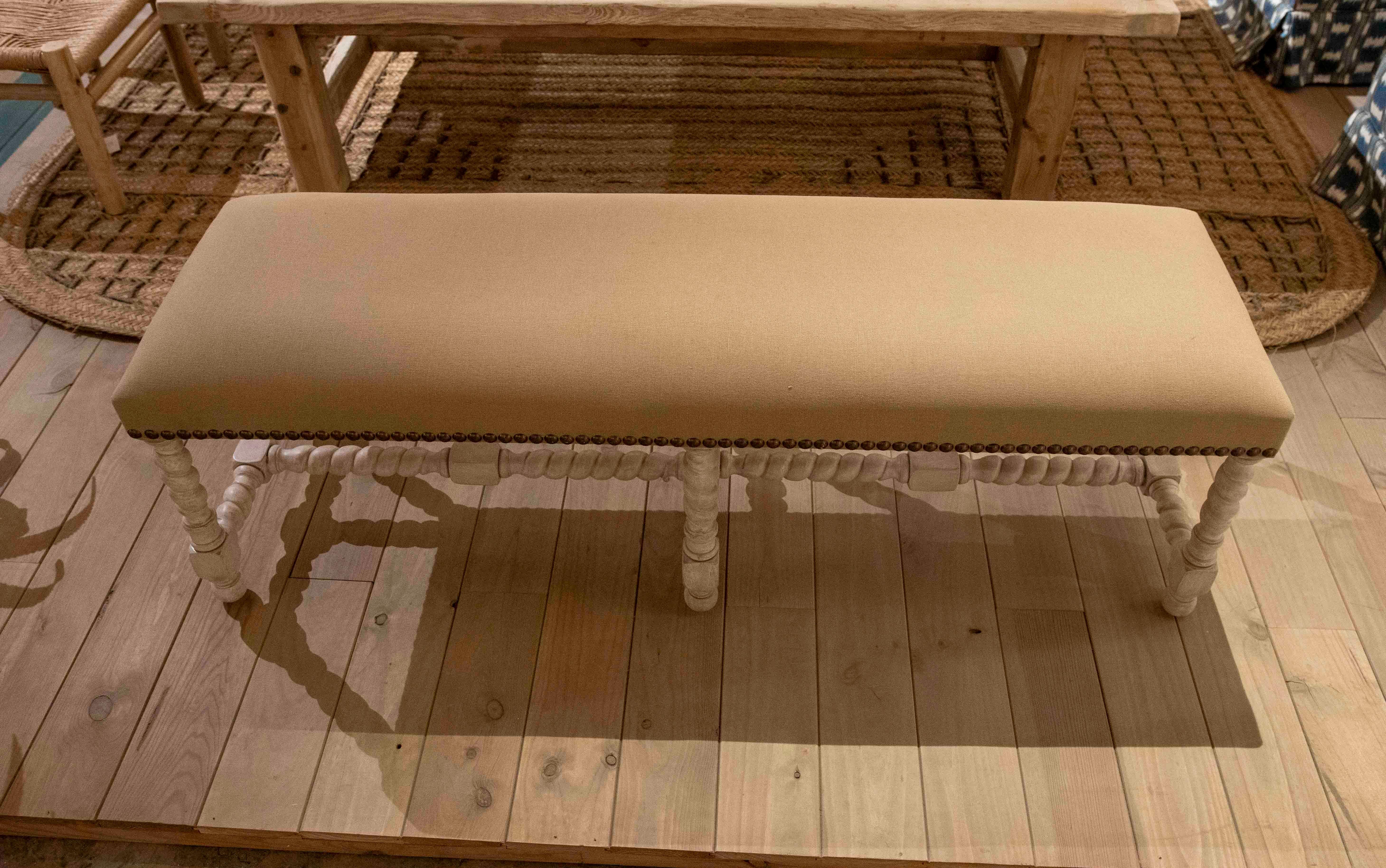 Banc tapissé des années 1990 avec pieds tournés sculptés en bois de style rustique en vente 6