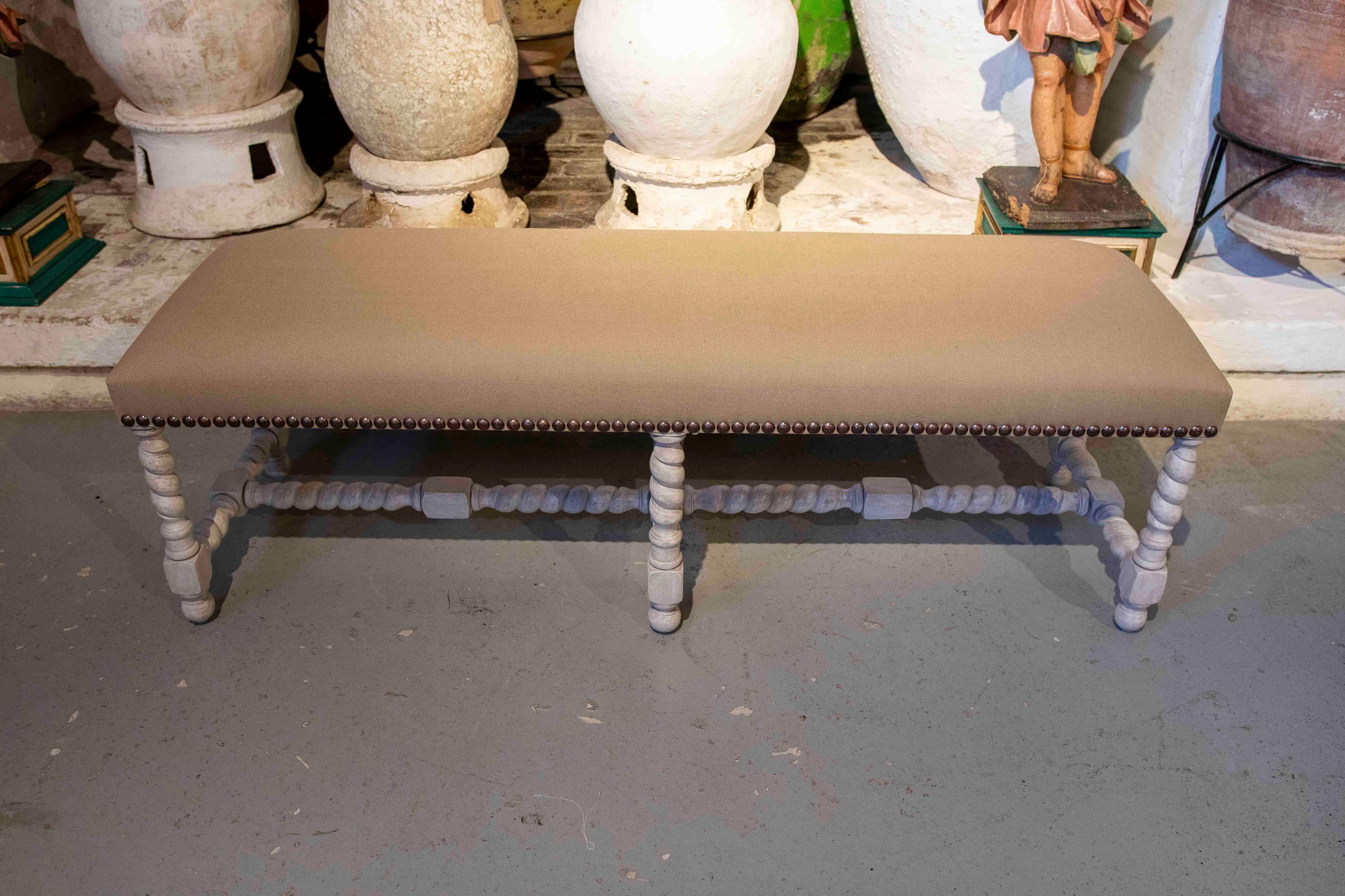 Banc tapissé des années 1990 avec pieds tournés sculptés en bois de style rustique en vente 8