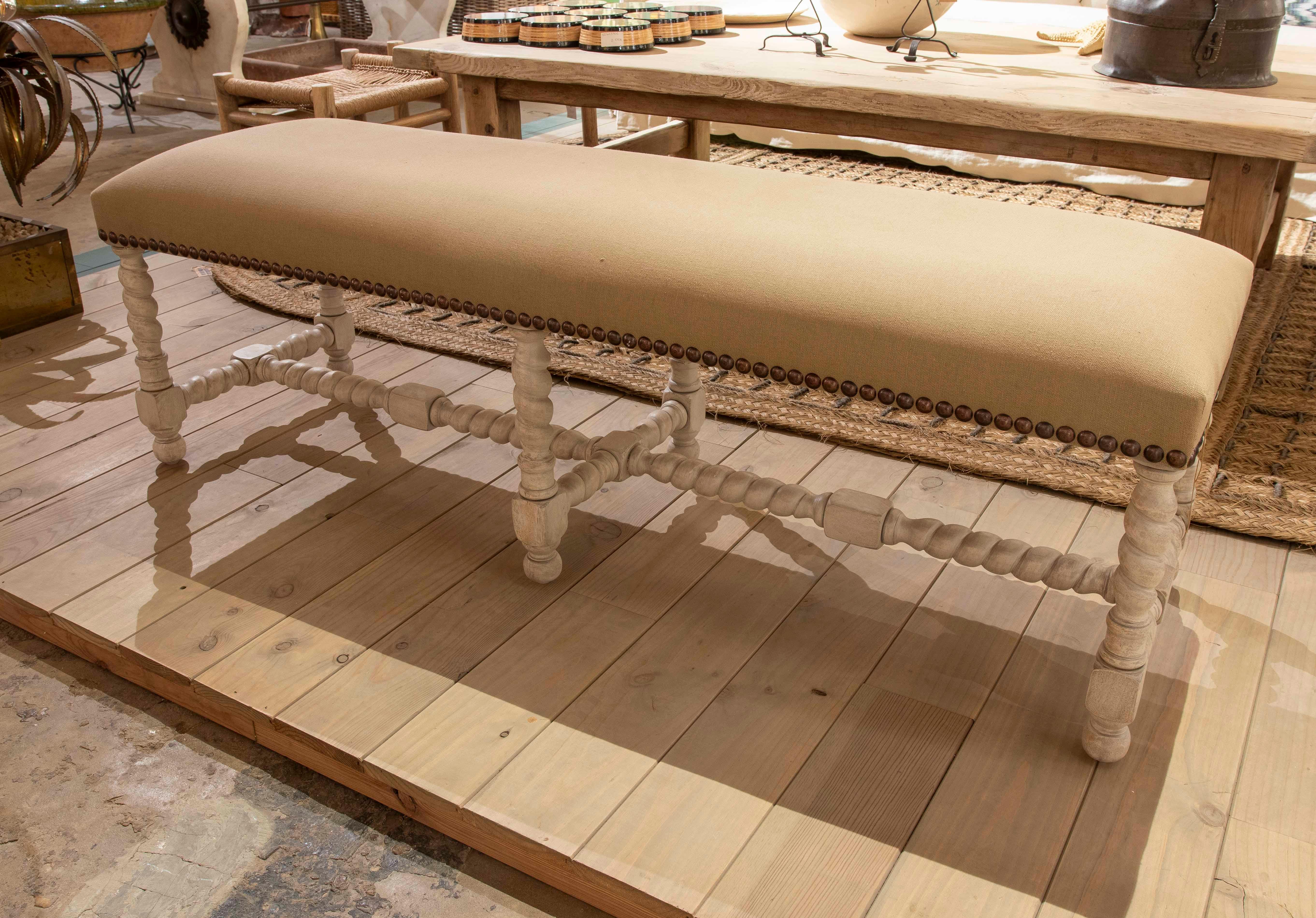 Européen Banc tapissé des années 1990 avec pieds tournés sculptés en bois de style rustique en vente
