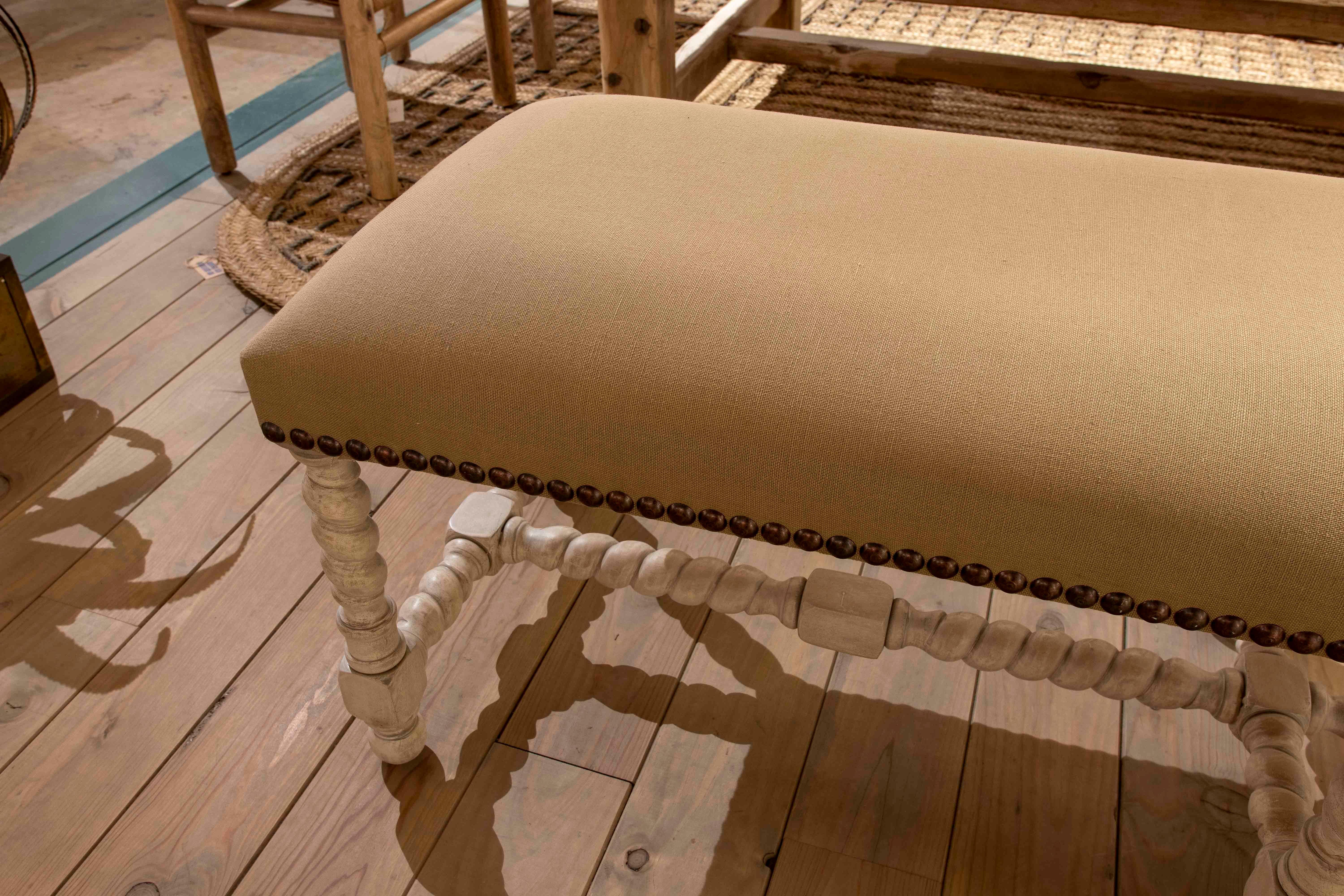 Banc tapissé des années 1990 avec pieds tournés sculptés en bois de style rustique Bon état - En vente à Marbella, ES