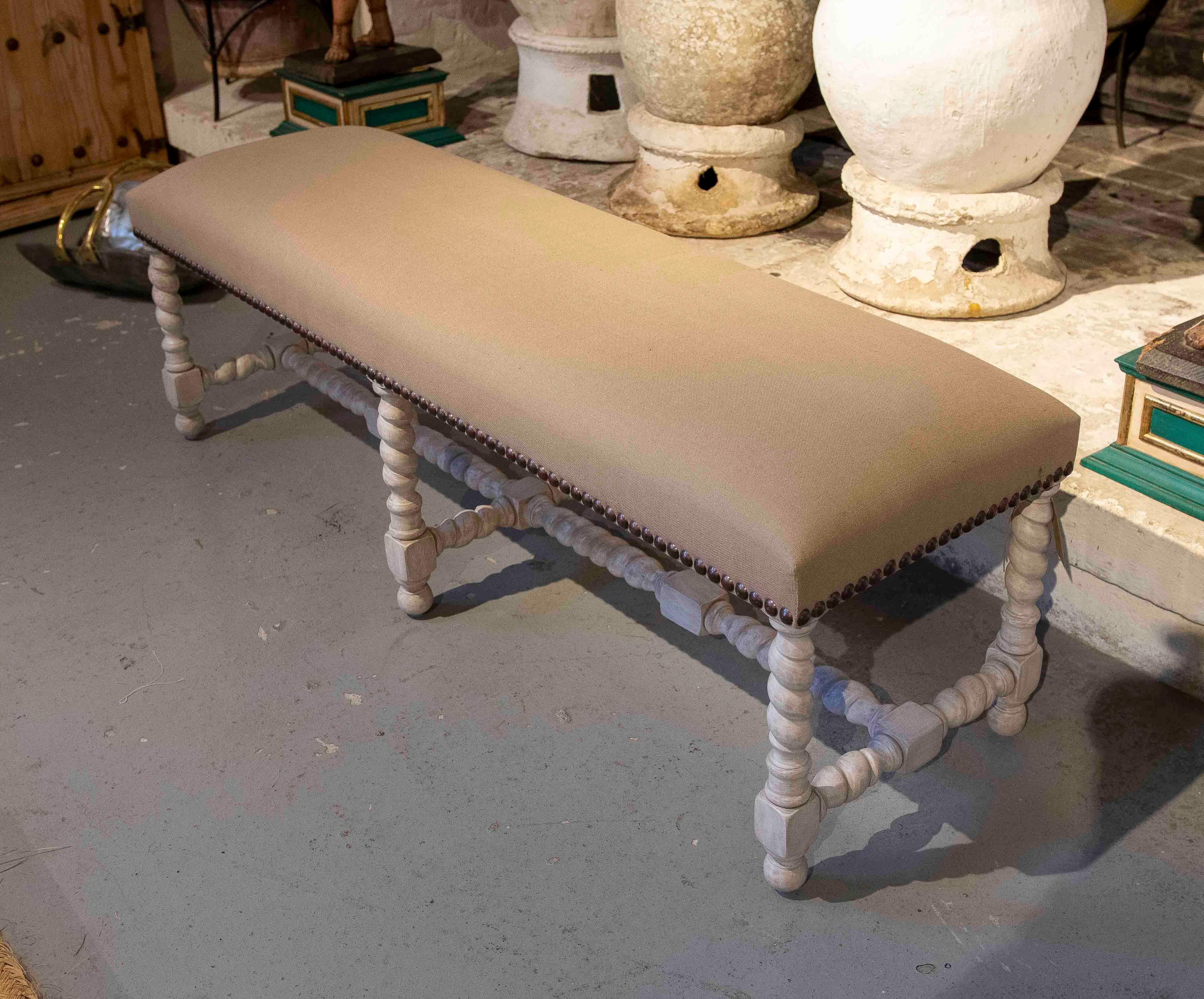 Banc tapissé des années 1990 avec pieds tournés sculptés en bois de style rustique Bon état - En vente à Marbella, ES