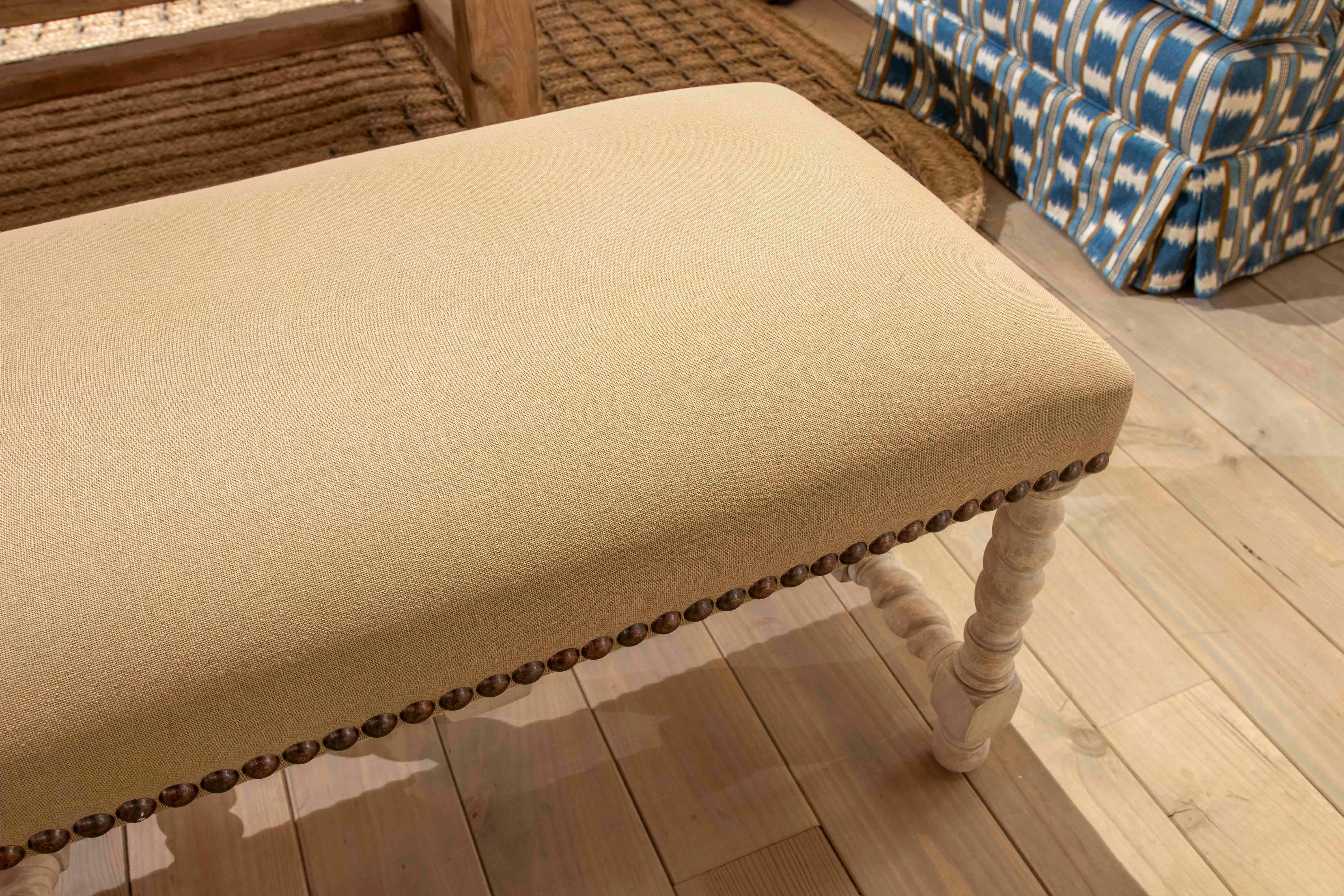 Tissu Banc tapissé des années 1990 avec pieds tournés sculptés en bois de style rustique en vente