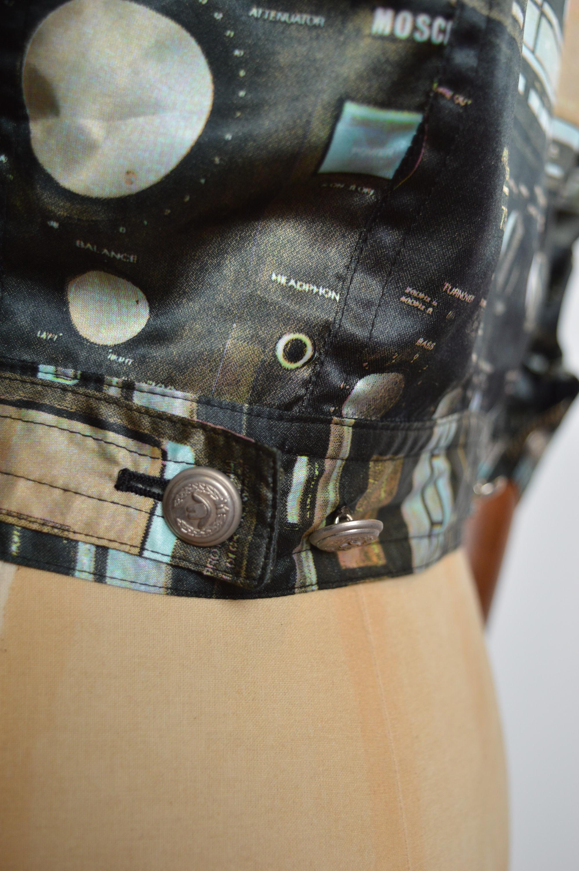Chaqueta de satén recortada con estampado musical de cintas de casete Moschino de los años 90 en venta 5