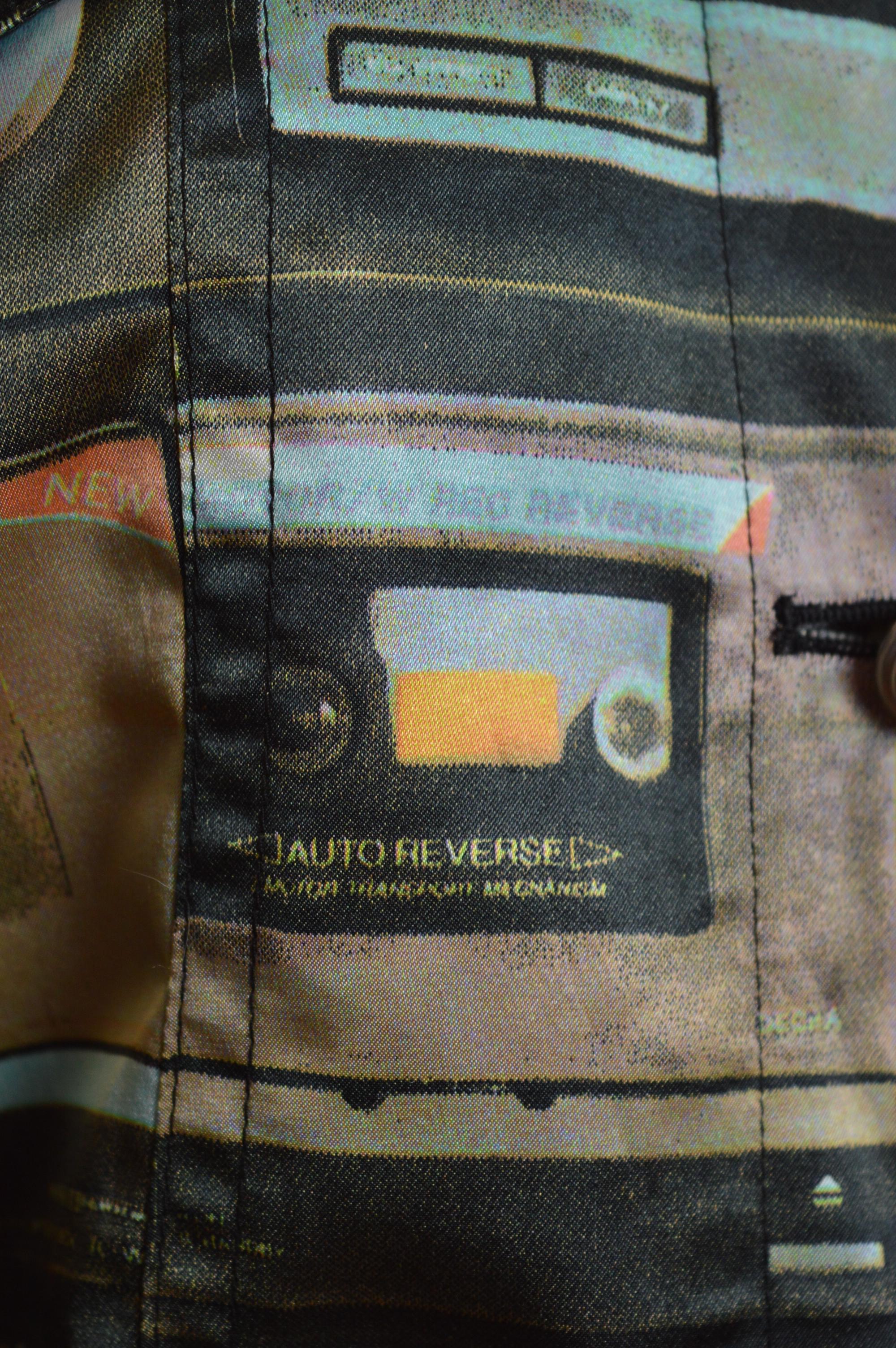 Chaqueta de satén recortada con estampado musical de cintas de casete Moschino de los años 90 en venta 6