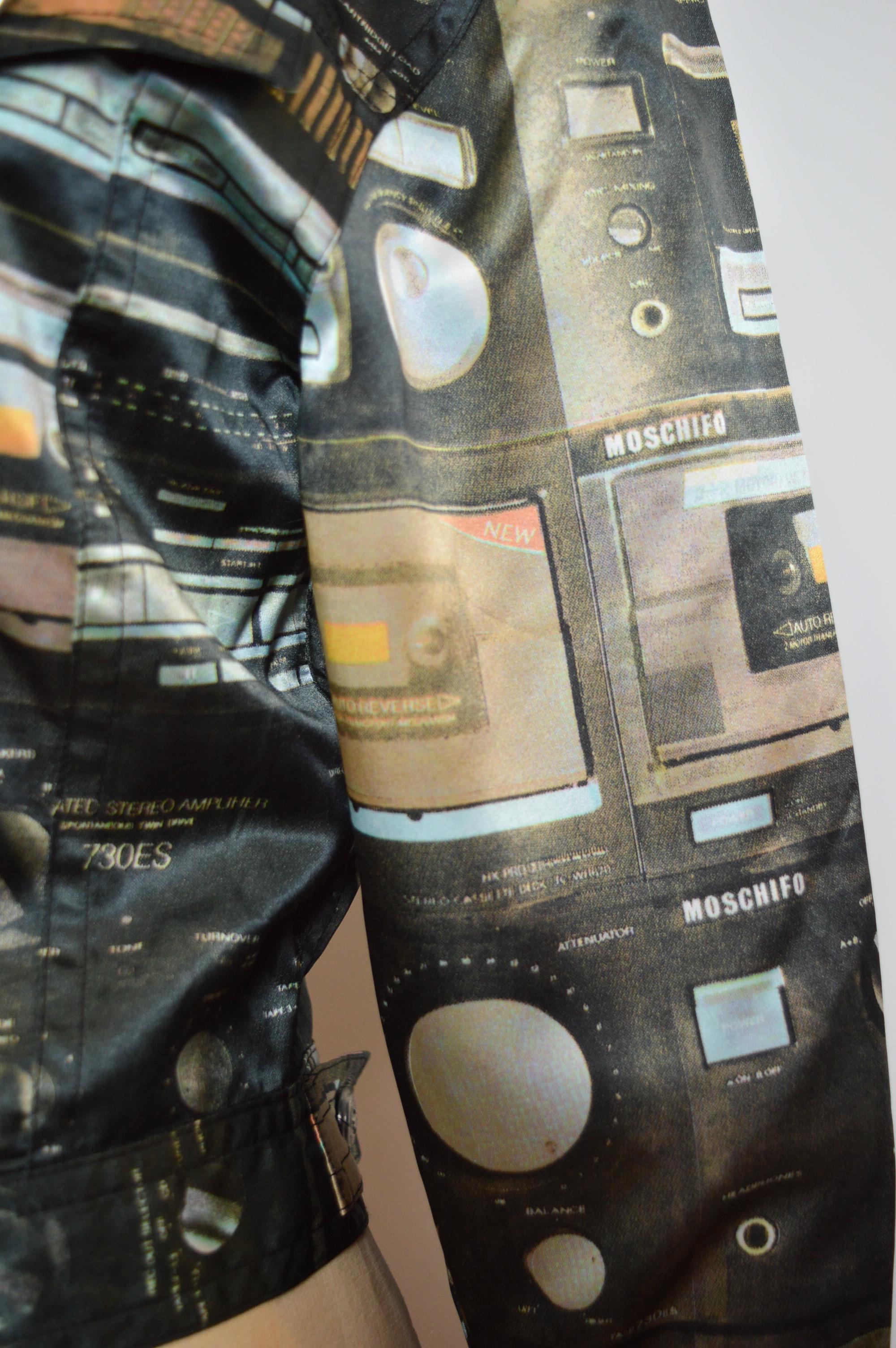 Chaqueta de satén recortada con estampado musical de cintas de casete Moschino de los años 90 en venta 7