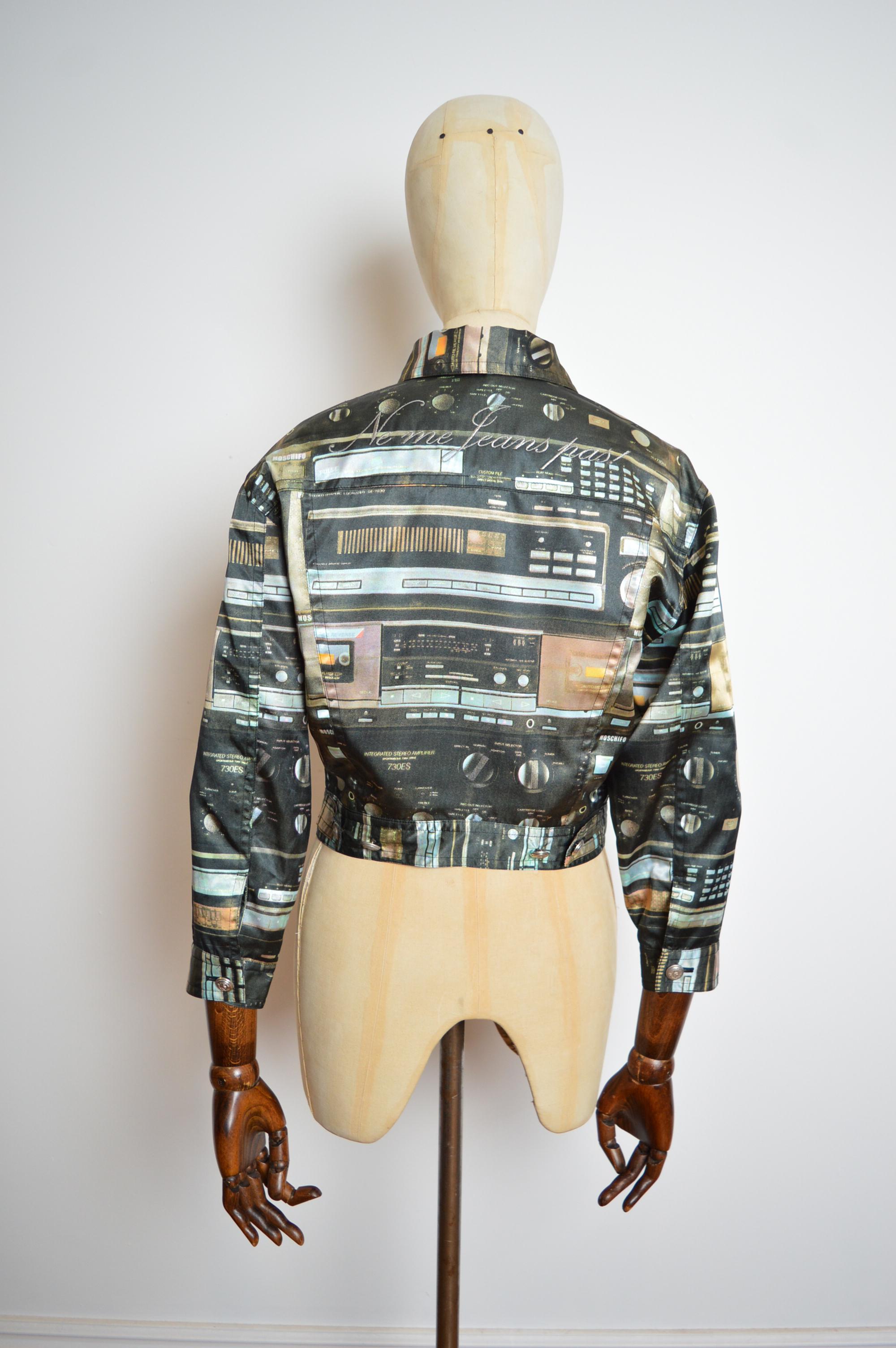 Chaqueta de satén recortada con estampado musical de cintas de casete Moschino de los años 90 en venta 8