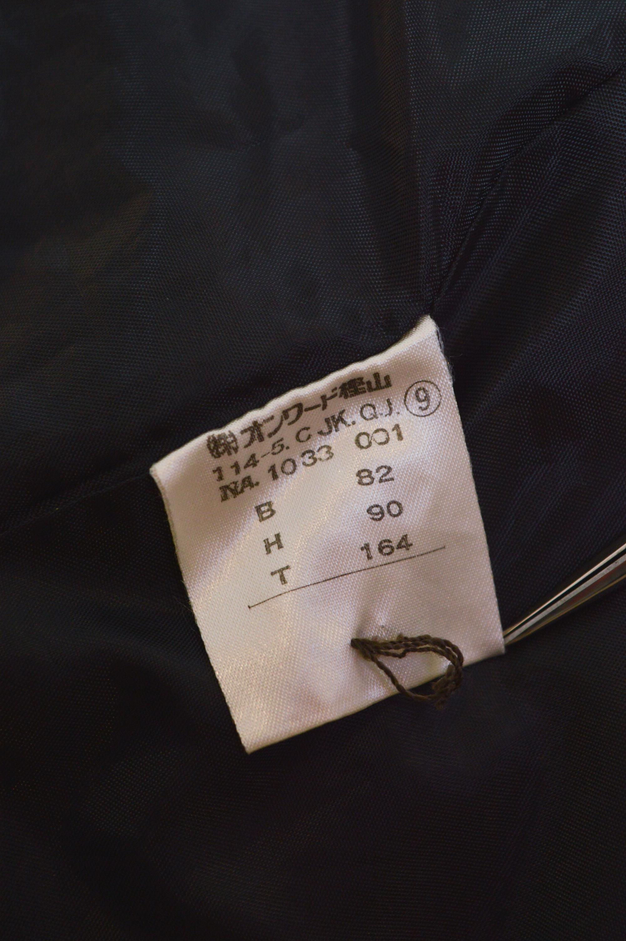 Chaqueta de satén recortada con estampado musical de cintas de casete Moschino de los años 90 en venta 9
