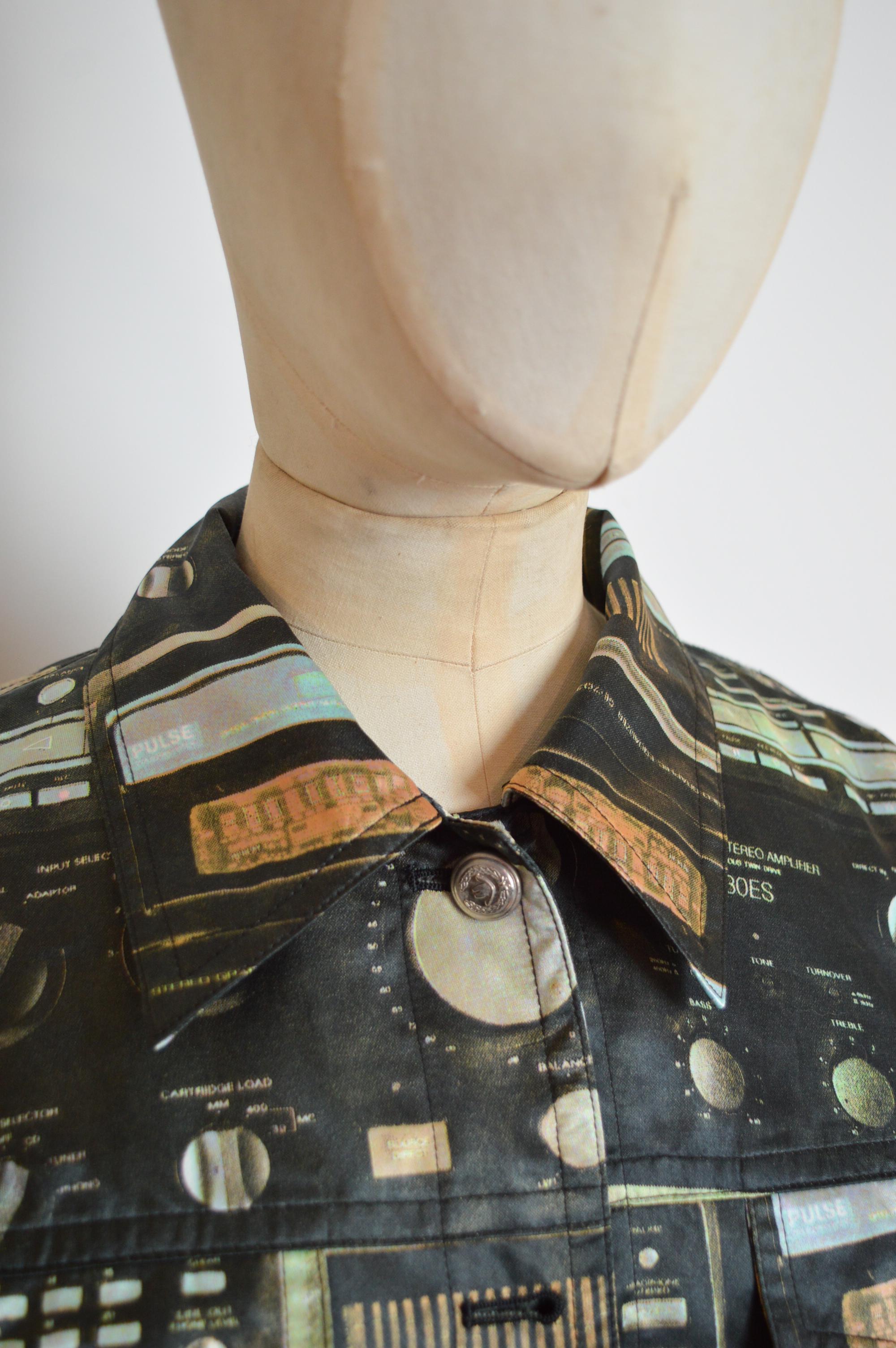 Chaqueta de satén recortada con estampado musical de cintas de casete Moschino de los años 90 en venta 11