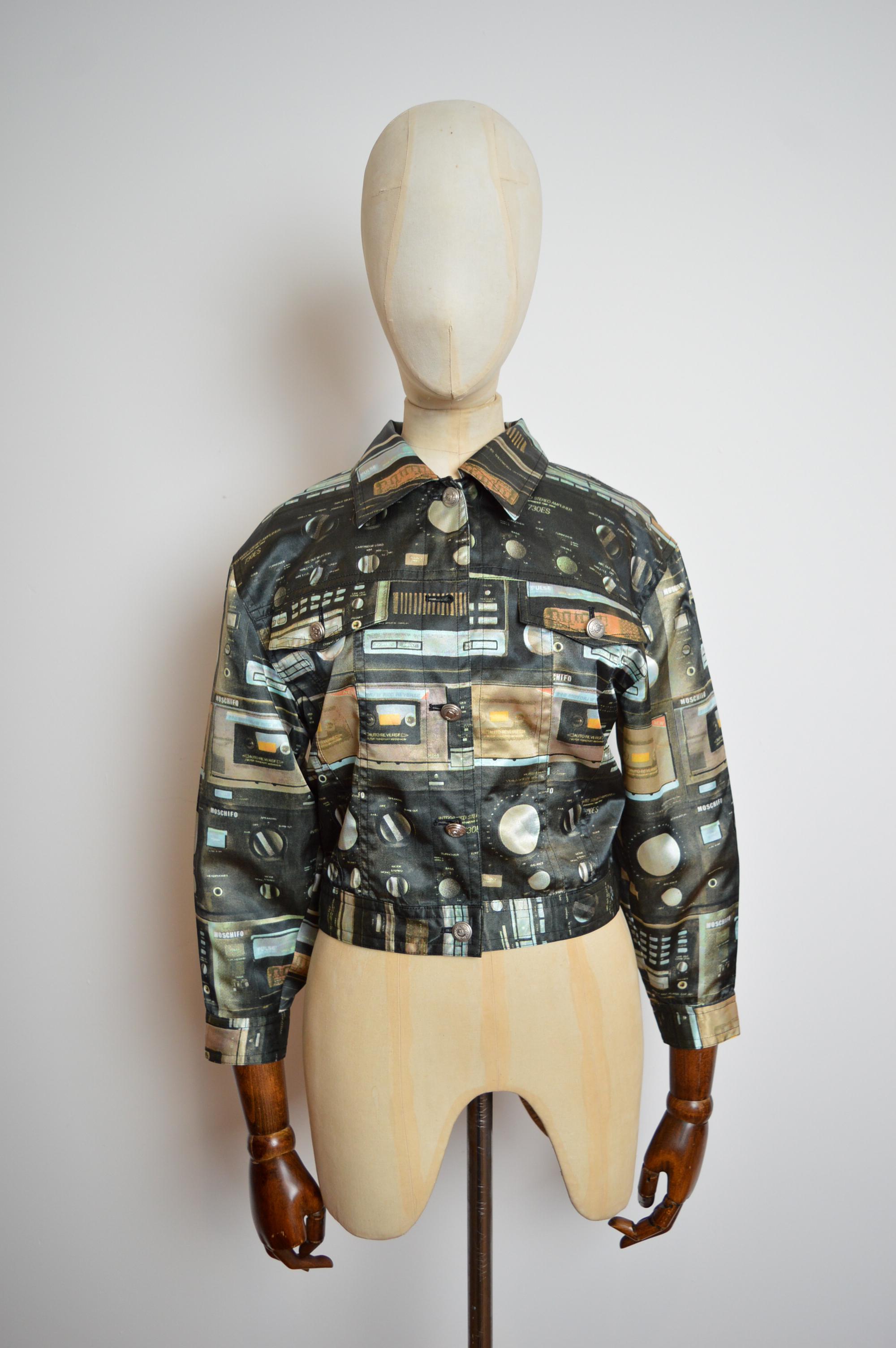 Chaqueta de satén recortada con estampado musical de cintas de casete Moschino de los años 90 en Bueno estado para la venta en Sheffield, GB