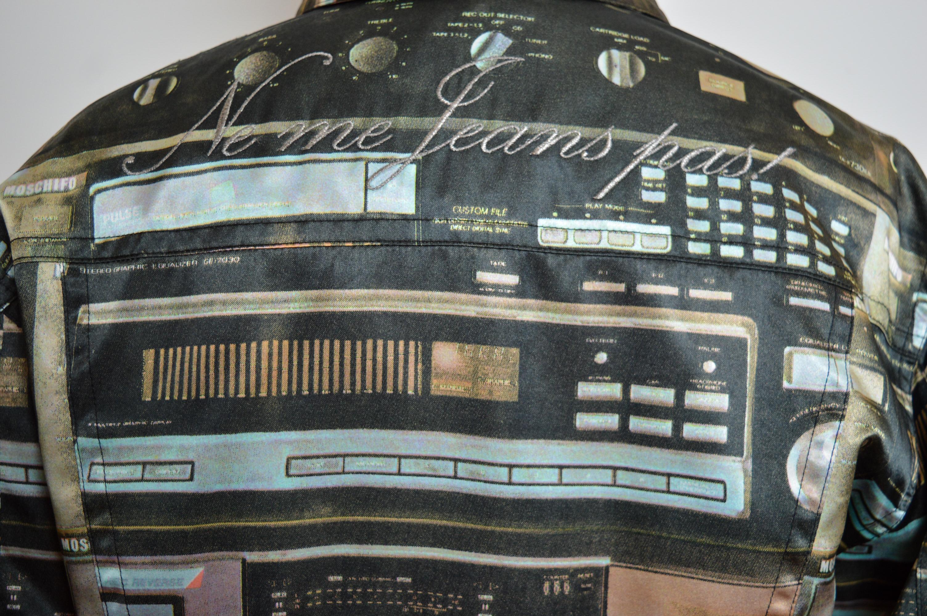 Chaqueta de satén recortada con estampado musical de cintas de casete Moschino de los años 90 en venta 2