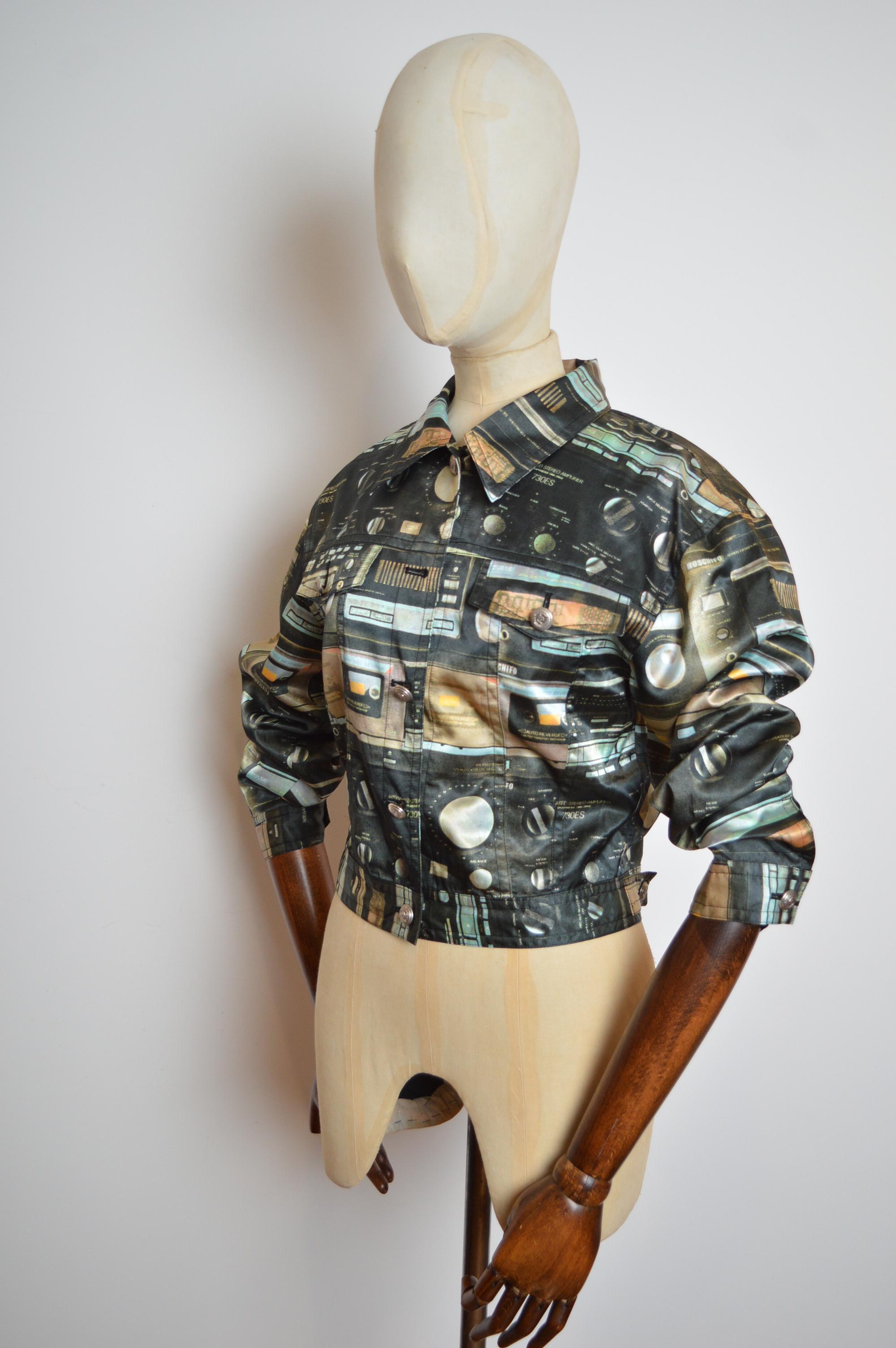Chaqueta de satén recortada con estampado musical de cintas de casete Moschino de los años 90 en venta 4