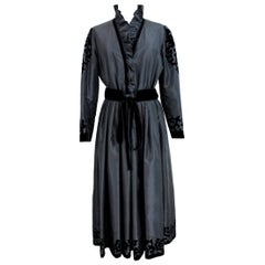 Louis Feraud - Robe longue vintage en velours à fleurs noires « Cerimony », années 1990