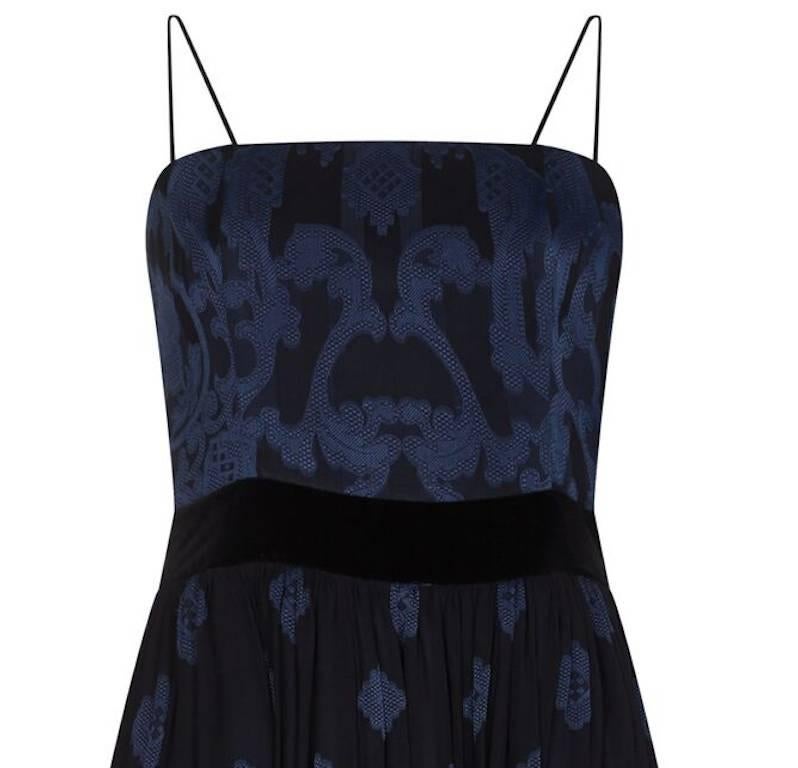 1990er Louis Feraud Besticktes Kleid aus blauer Seide und schwarzem Samt (Schwarz) im Angebot
