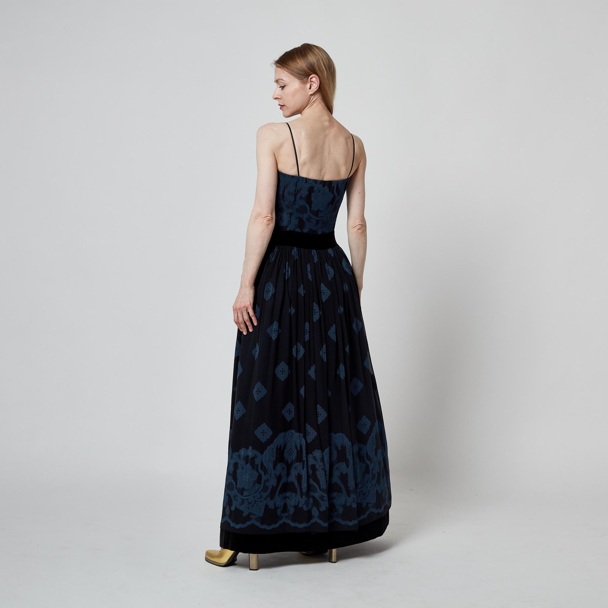 Robe Louis Feraud en soie bleue et velours noir brode (annes 1990) en vente 2