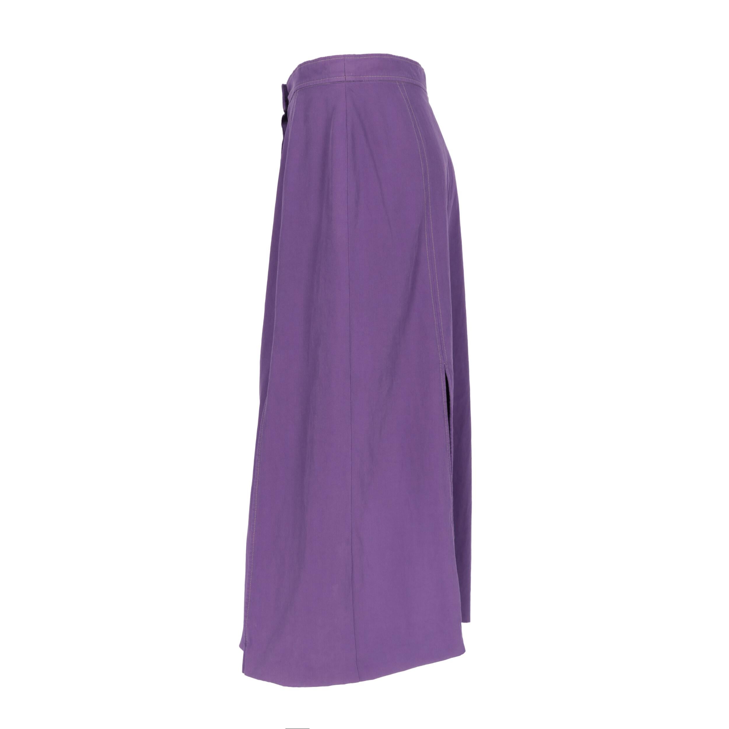 Louis Féraud purple viscose midi skirt. Front closure with buttons and decorative side slits.
Years: 90s

Made in Italy

Size: 44 IT

Flat measurements

Lenght: 84 cm
Waist: 36 cm 