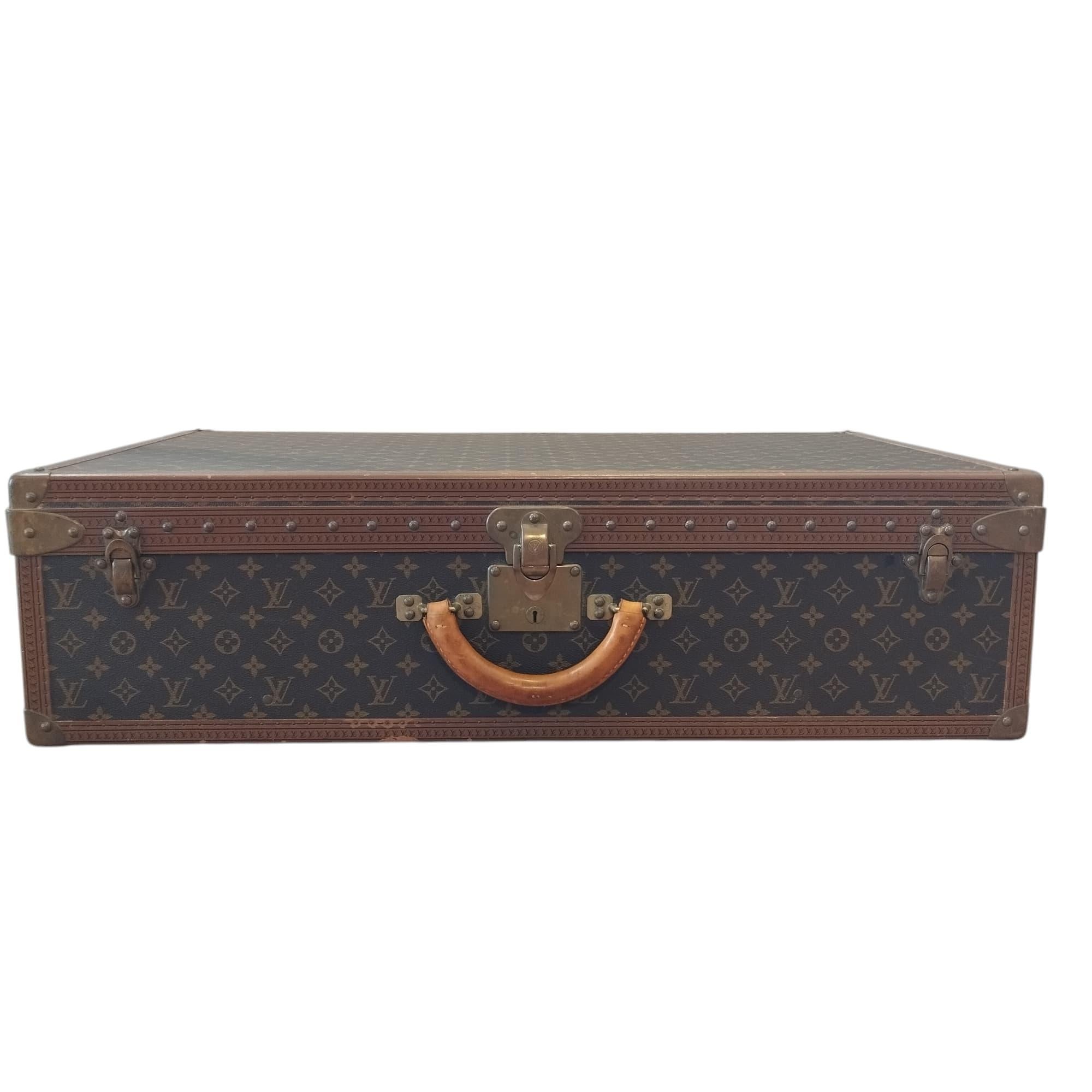 Beautiful iconic & vintage travel briefcase
Vintage from the 90s
Monogram
LV logo
Studded leather with brass on angles
Brass metal elements
Internal divider (removable)
Internal belts
Exclusive LV metal closure with additional double closure
Cm 80 x