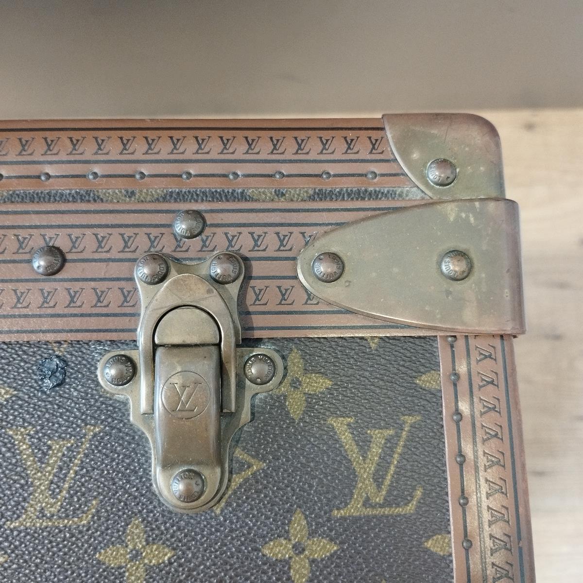 Women's or Men's 1990s Louis Vuitton Alzer 80 For Sale