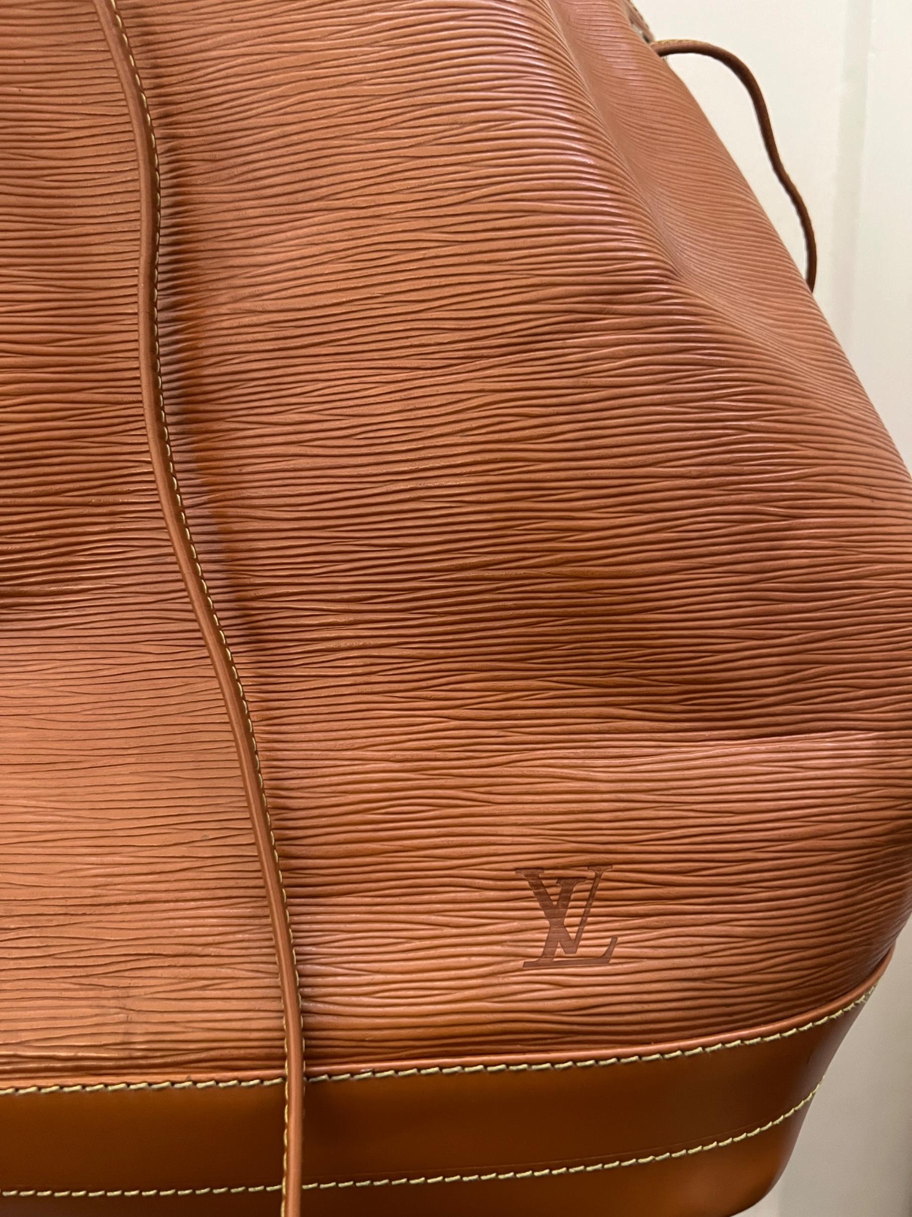 Eine Louis Vuitton Cipango Gold Epi Leder Noe GM Bucket Bag aus den frühen 1990er Jahren mit Messingbeschlägen, verstellbarem und abnehmbarem Schulterriemen und Kordelzugverschluss.  Das GM 