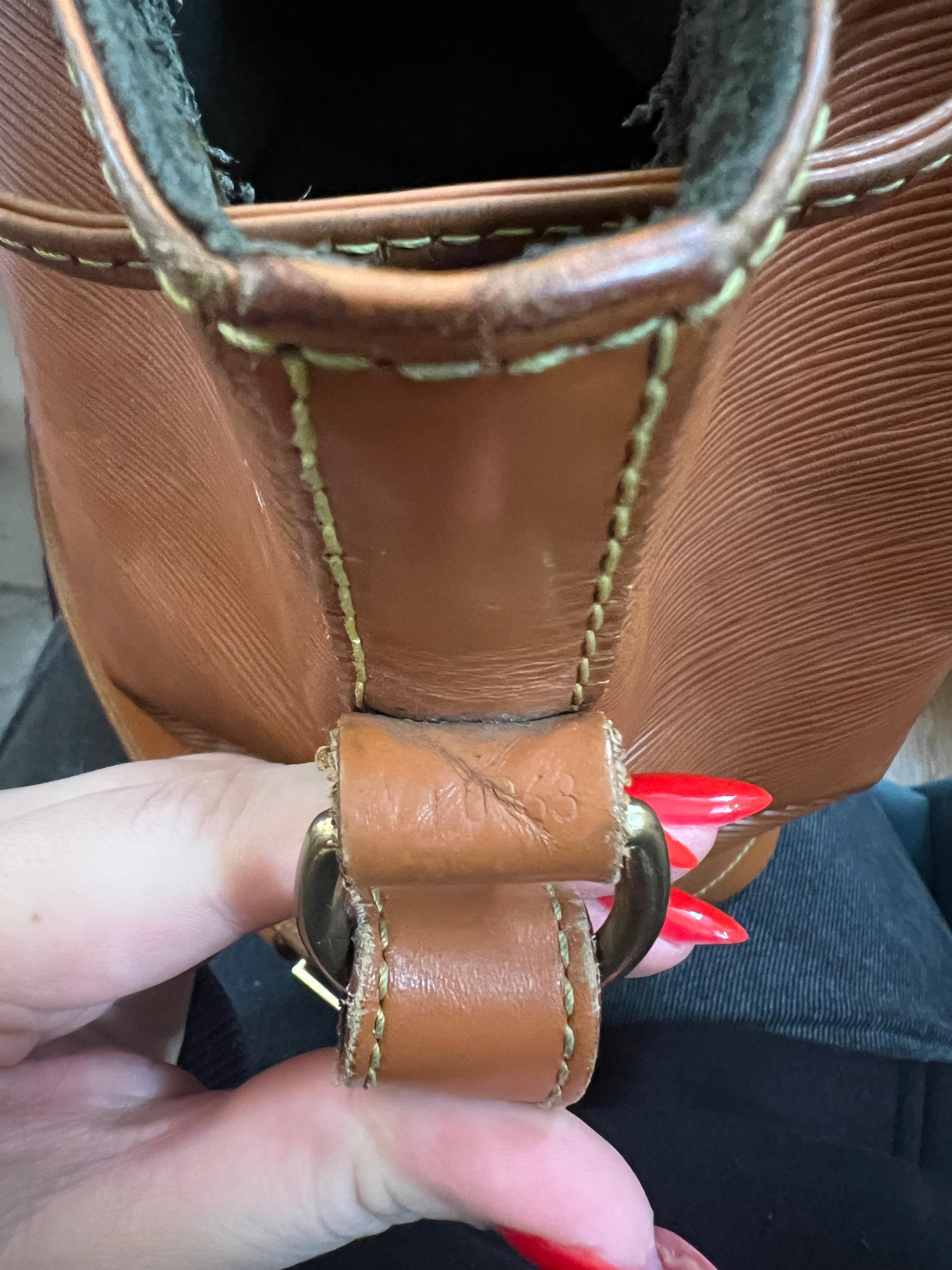 1990er Louis Vuitton Cipango Gold Epi Leder Noe GM Bucket Bag im Zustand „Gut“ im Angebot in London, GB