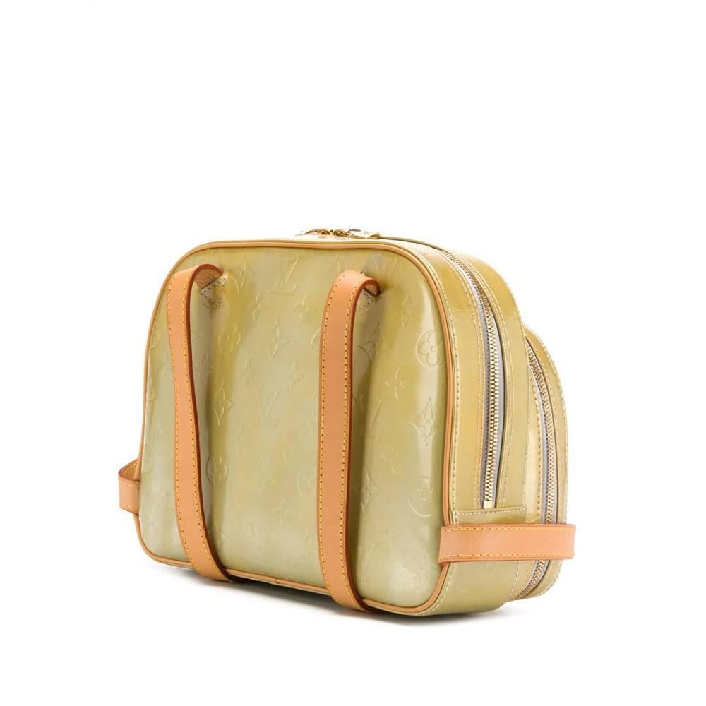 Louis Vuitton Rucksack in Gold mit geprägtem Logo. Modell mit zwei Fächern mit Doppelschieber-Reißverschluss aus goldenem Metall, internem geprägtem Logo, verstellbaren Schulterriemen aus beigem Leder, Innentasche und Lederfutter. Mit originalem
