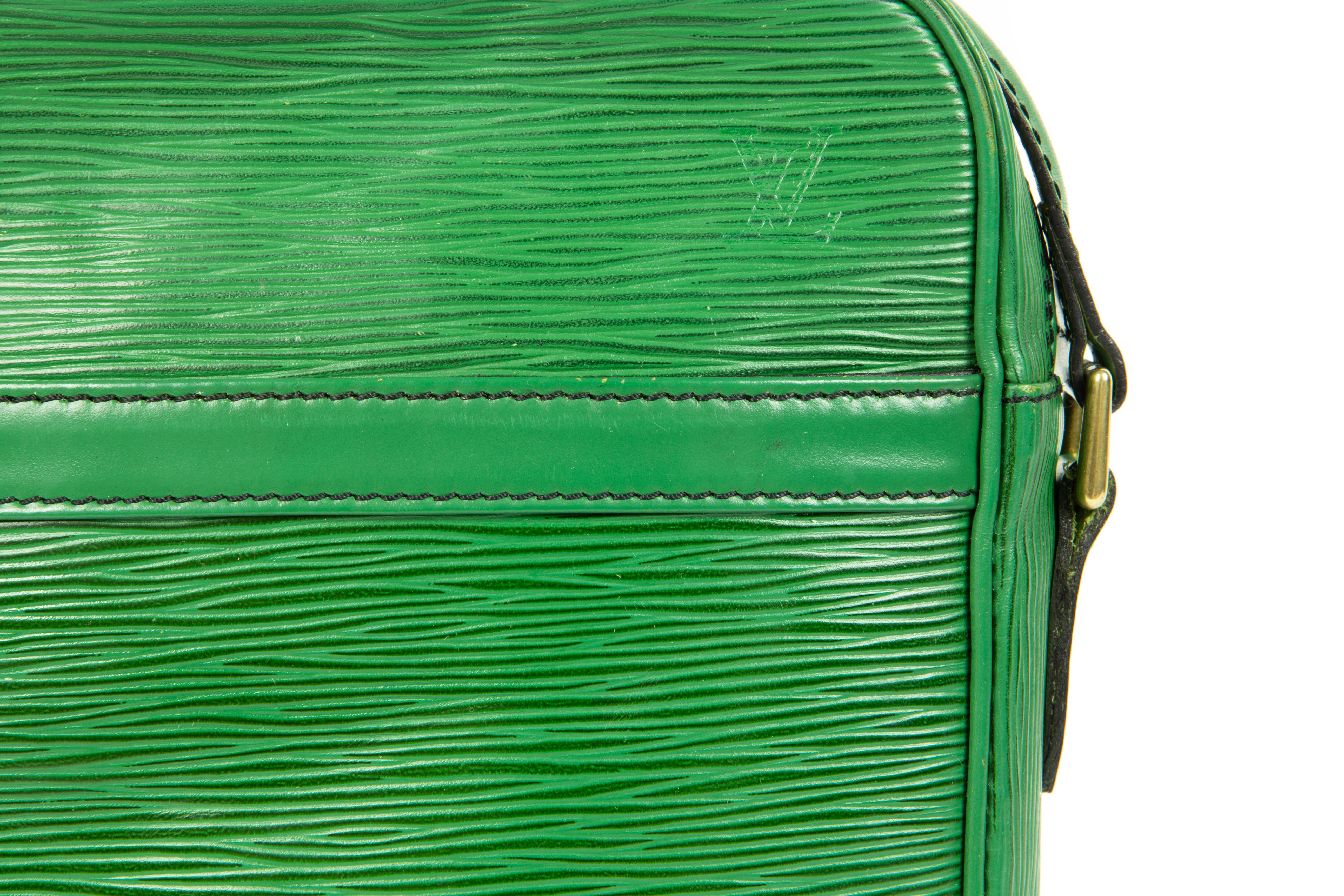Louis Vuitton - Sac à bandoulière Danube en cuir épi vert, années 1990 en vente 1