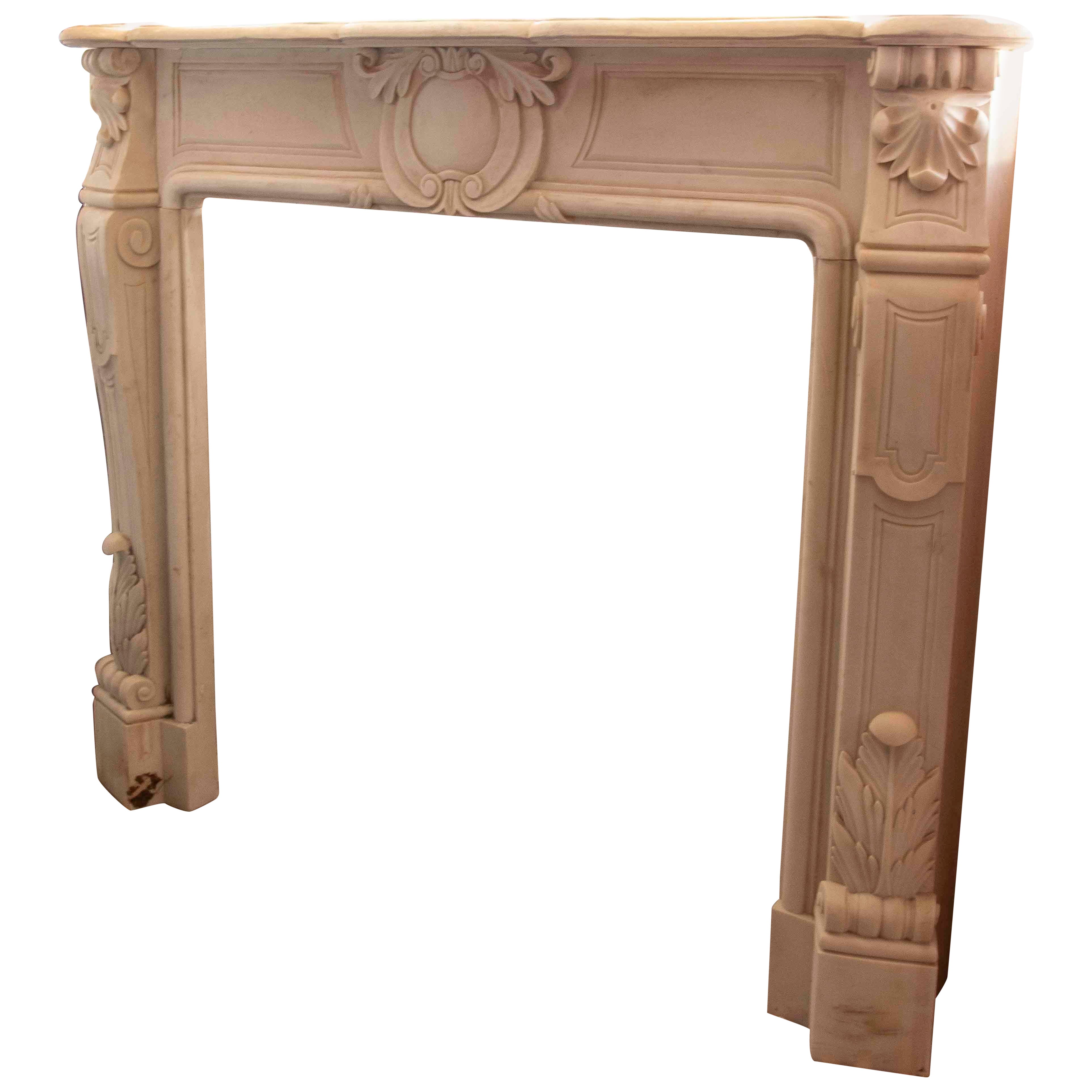 Chimenea de mármol blanco tallado estilo Luis XV de los años 90