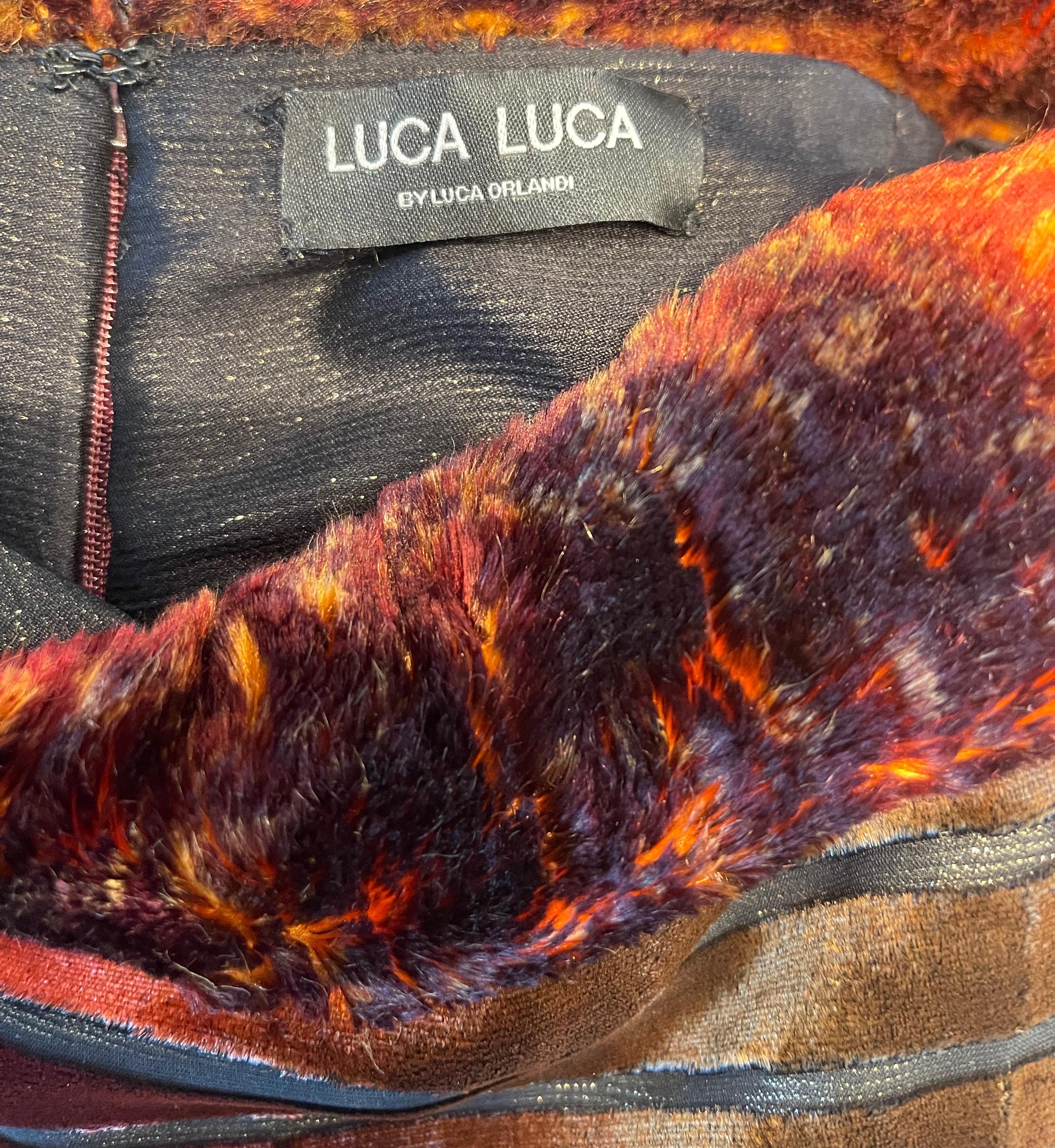 Sexy fin des années 90 Luca Luca by Luca Orlandi fausse fourrure, velours coupé et lurex robe bustier ! Les couleurs chaudes et automnales de l'orange, de l'orange Burt, du bordeaux, du noir et de l'or sont omniprésentes. Les découpes sur l'ensemble