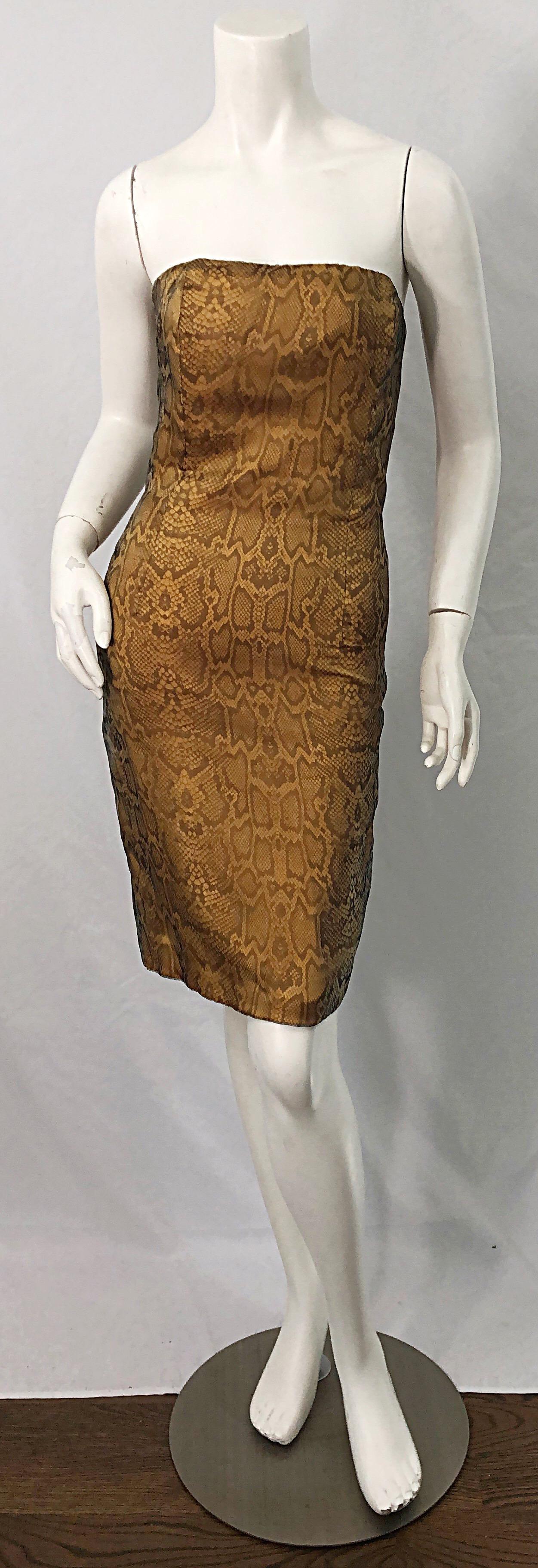 Sexy ma sofisticato abito anni '90 di LUCA LUCA senza spalline in organza di seta con stampa a pelle di serpente! L'alternativa perfetta al tubino nero. Presenta una stampa animalier allover. Cerniera nascosta sulla schiena con 
Chiusura con gancio
