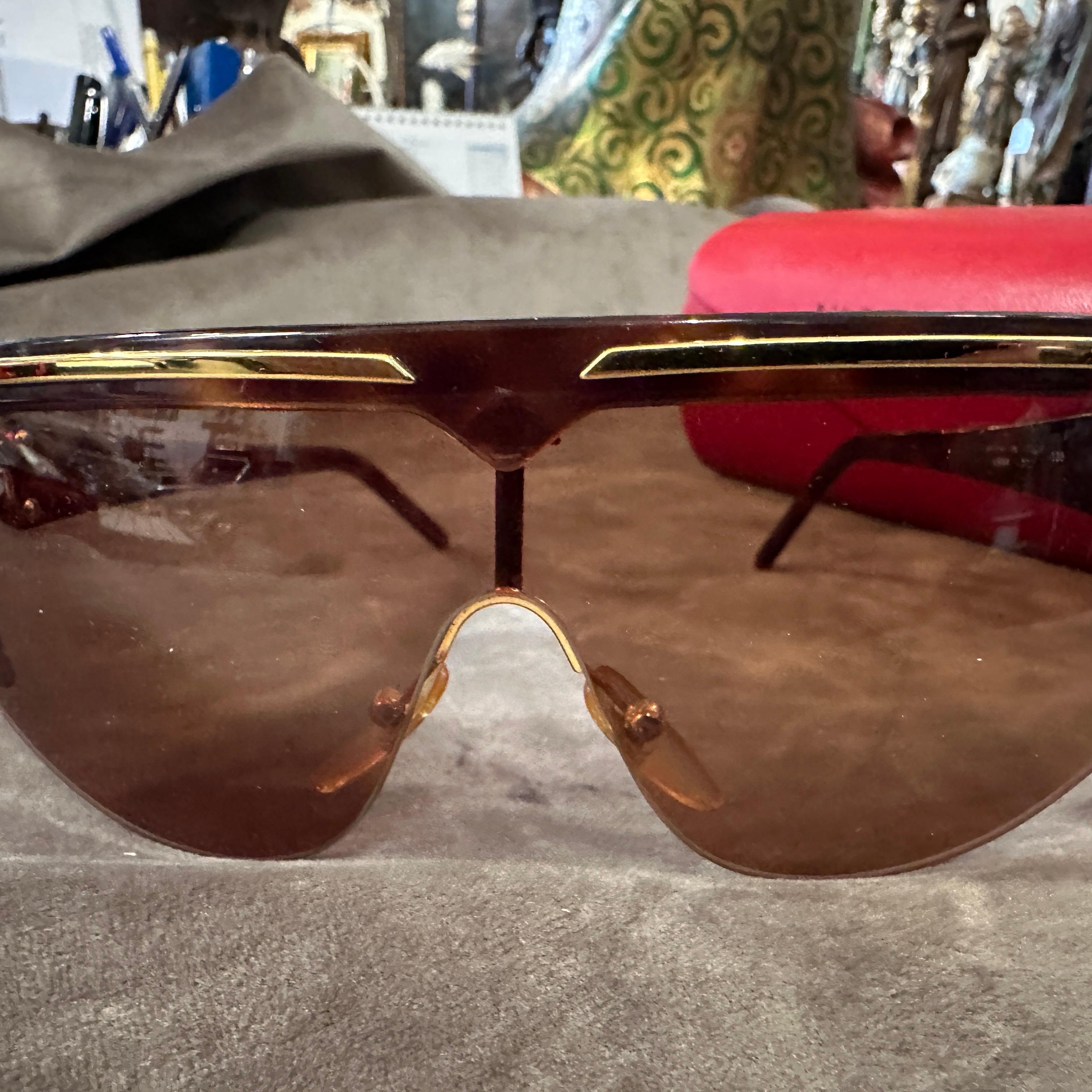 1990s Luxury Oversized Mask Sunglasses by Valentino In Excellent Condition For Sale In Aci Castello, IT