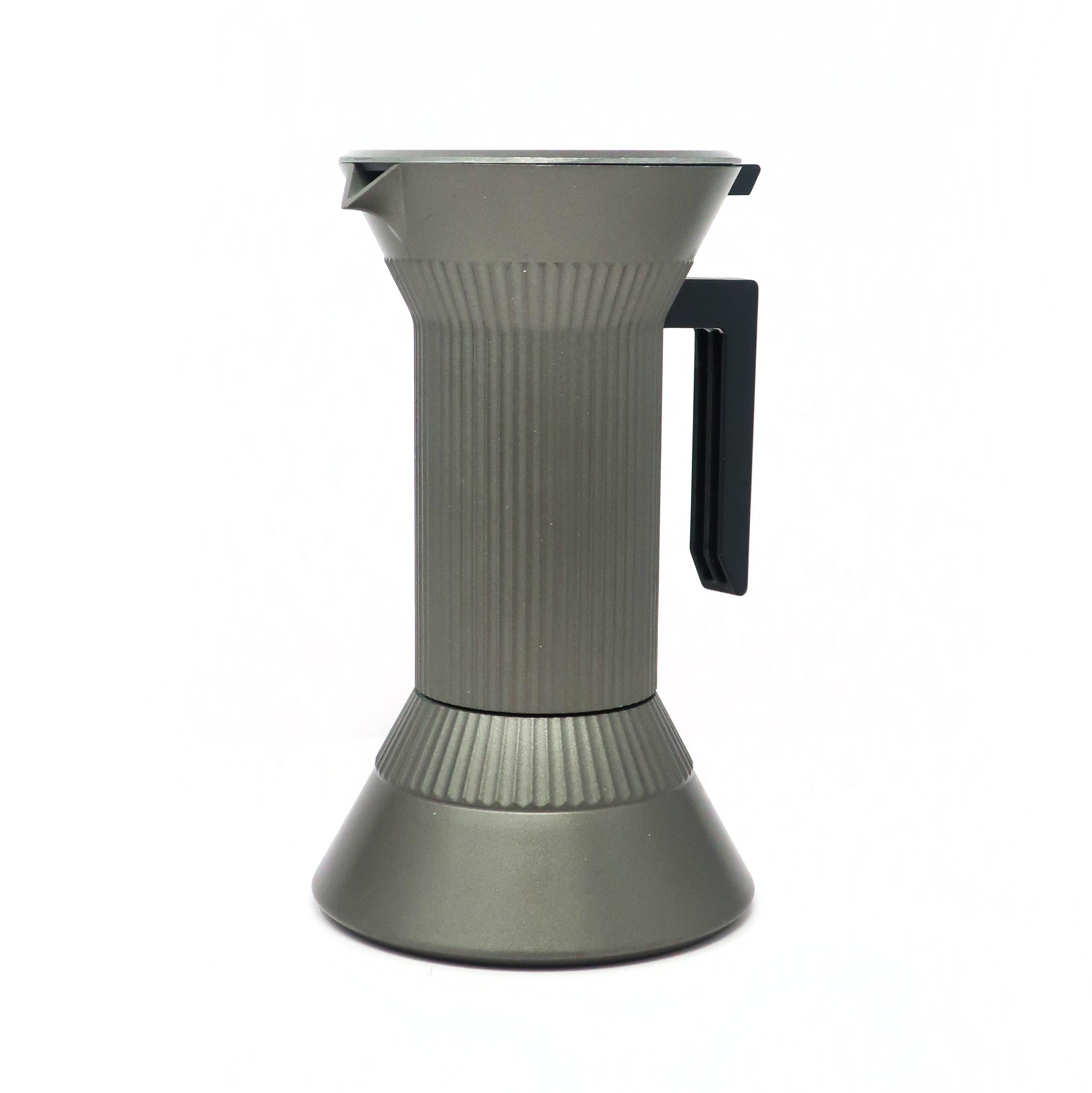 Born of a collaboration between Japanese designer Isao Hosoe and Serafino Zani, manufacturer of household items, the Mach espresso coffee maker captures the timeless beauty of Doric columns and the thoughtfulness of great industrial design. Winner