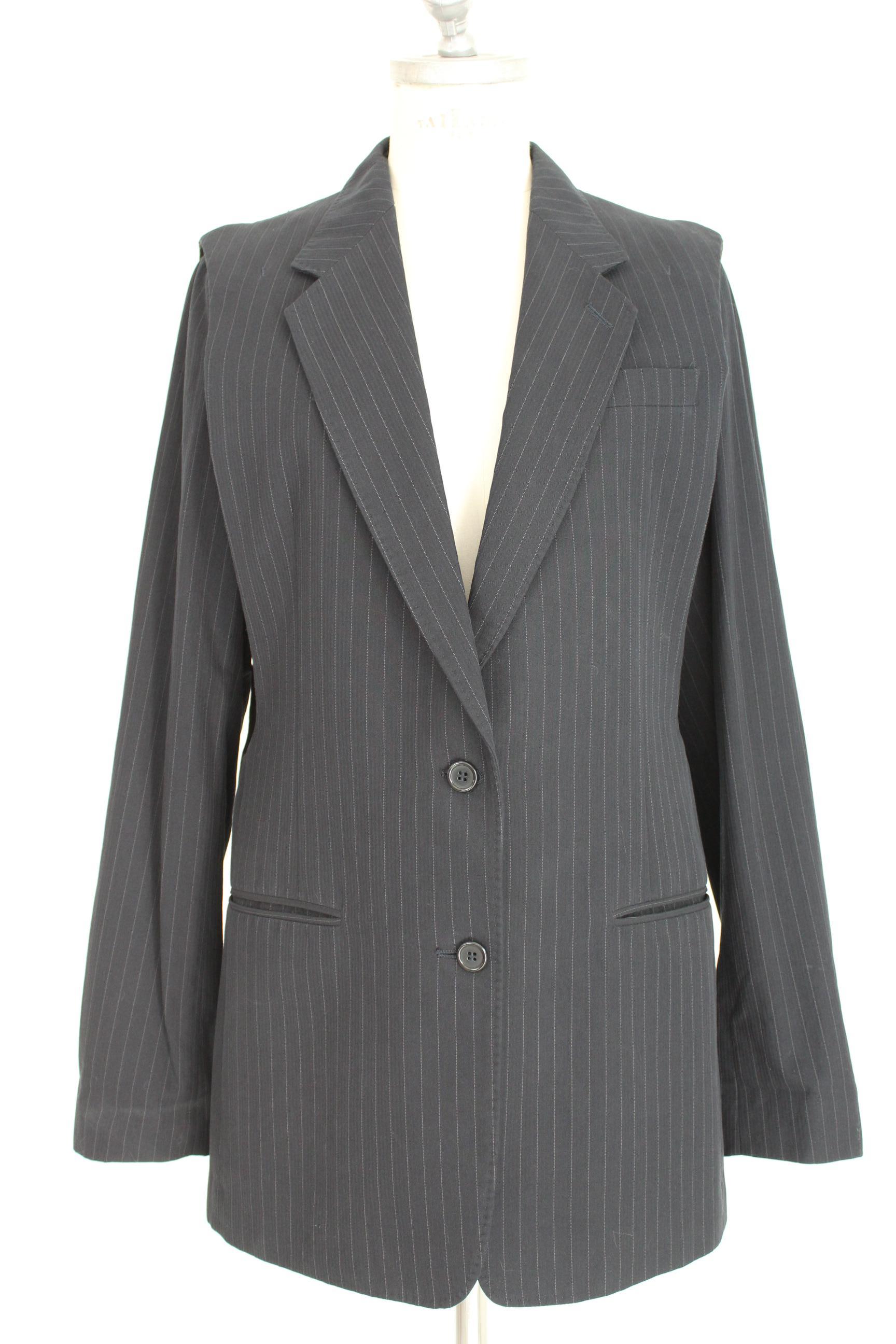 Maison Martin Margiela vintage 90s women's jacket. Sleeveless long blazer, pinstripe blue and gray, 100% cotton. The jacket can become a vest by removing the sleeves with a clip. Made in Italy. Excellent vintage conditions.



Size: 44 It 10 Us 12