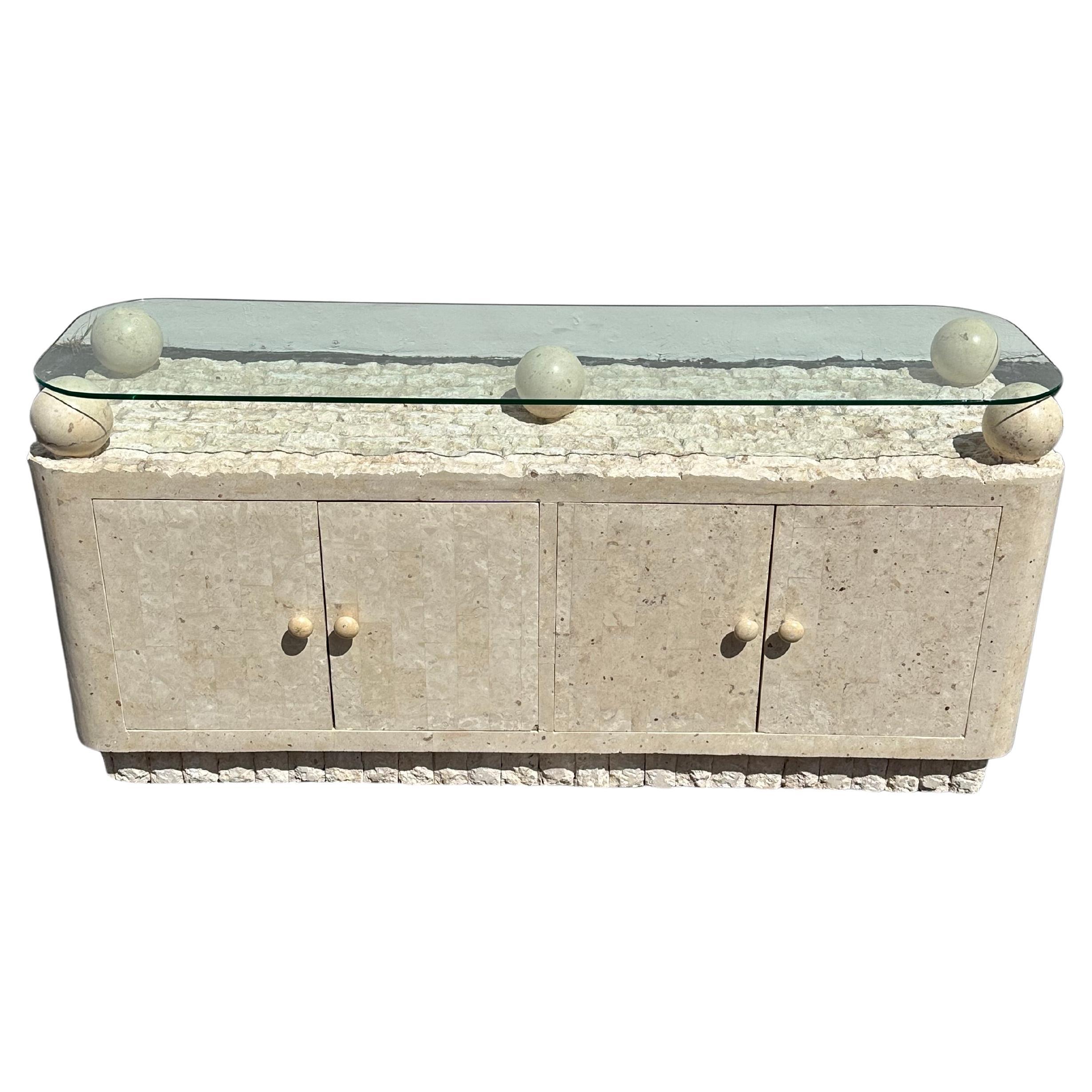 Credenza orbital de piedra de Mactán teselada estilo posmoderno Maitland Smith