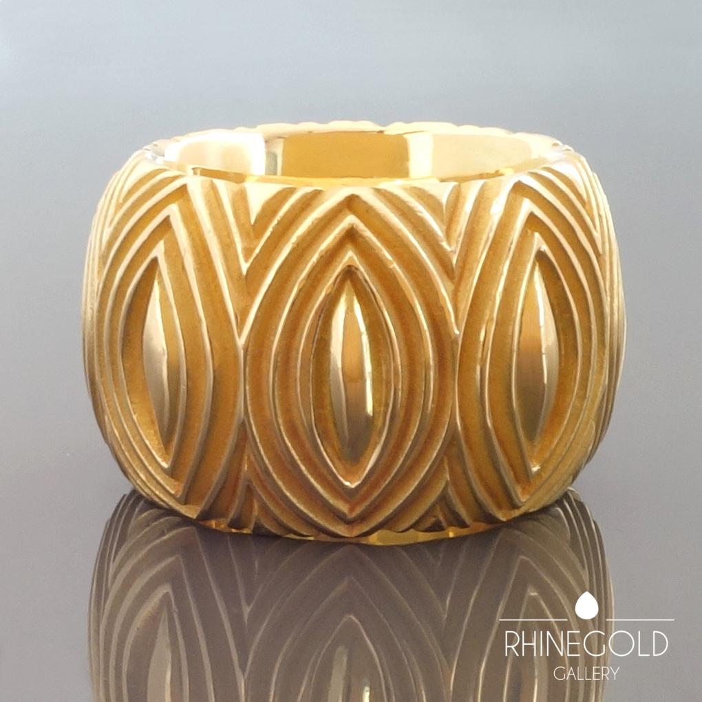Women's or Men's 1990s Majo Fruithof Modern Sculpted Gold Band Ring, Switzerland For Sale