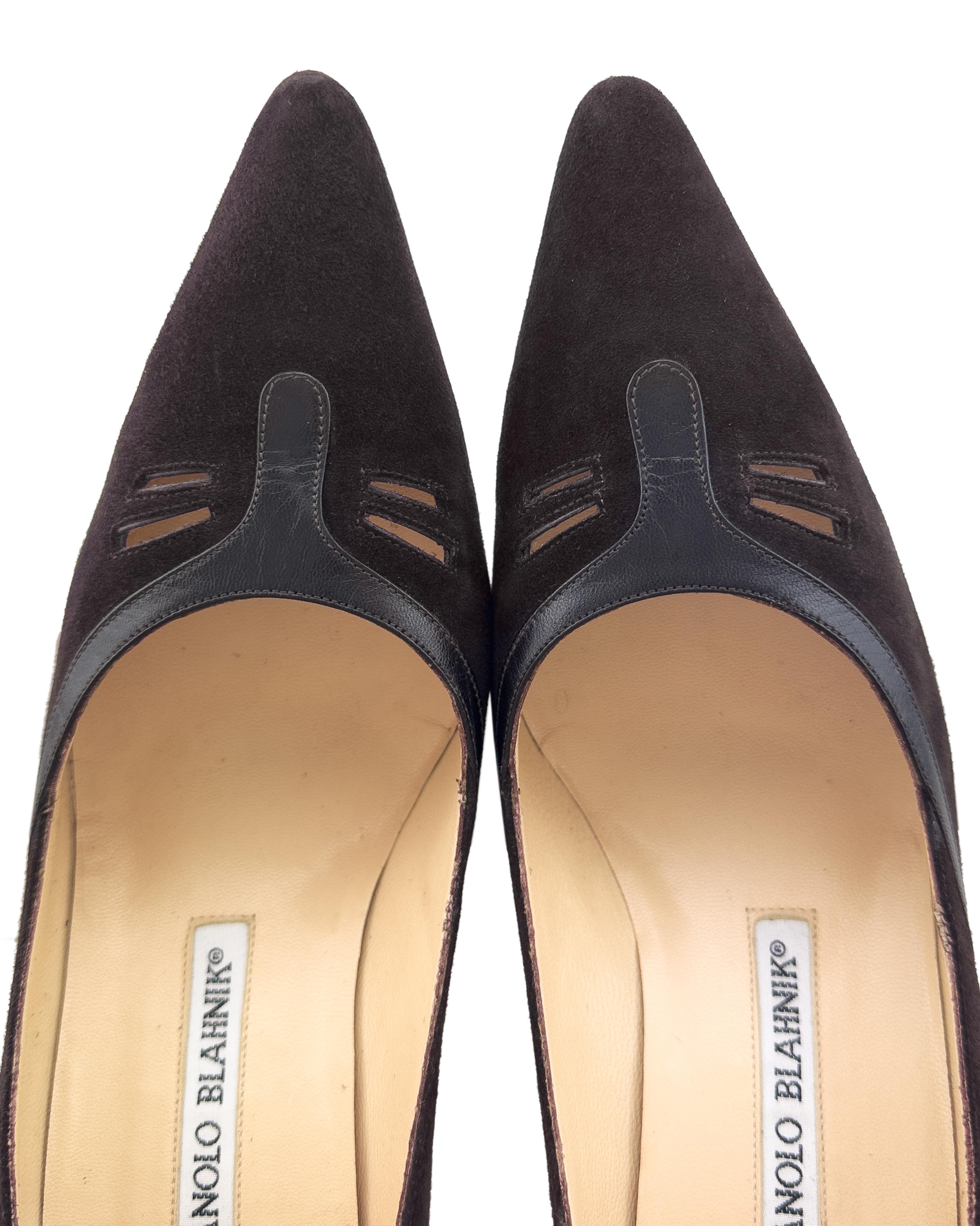Women's 1990s Manolo Blahnik Dark Brown Suede Pumps For Sale