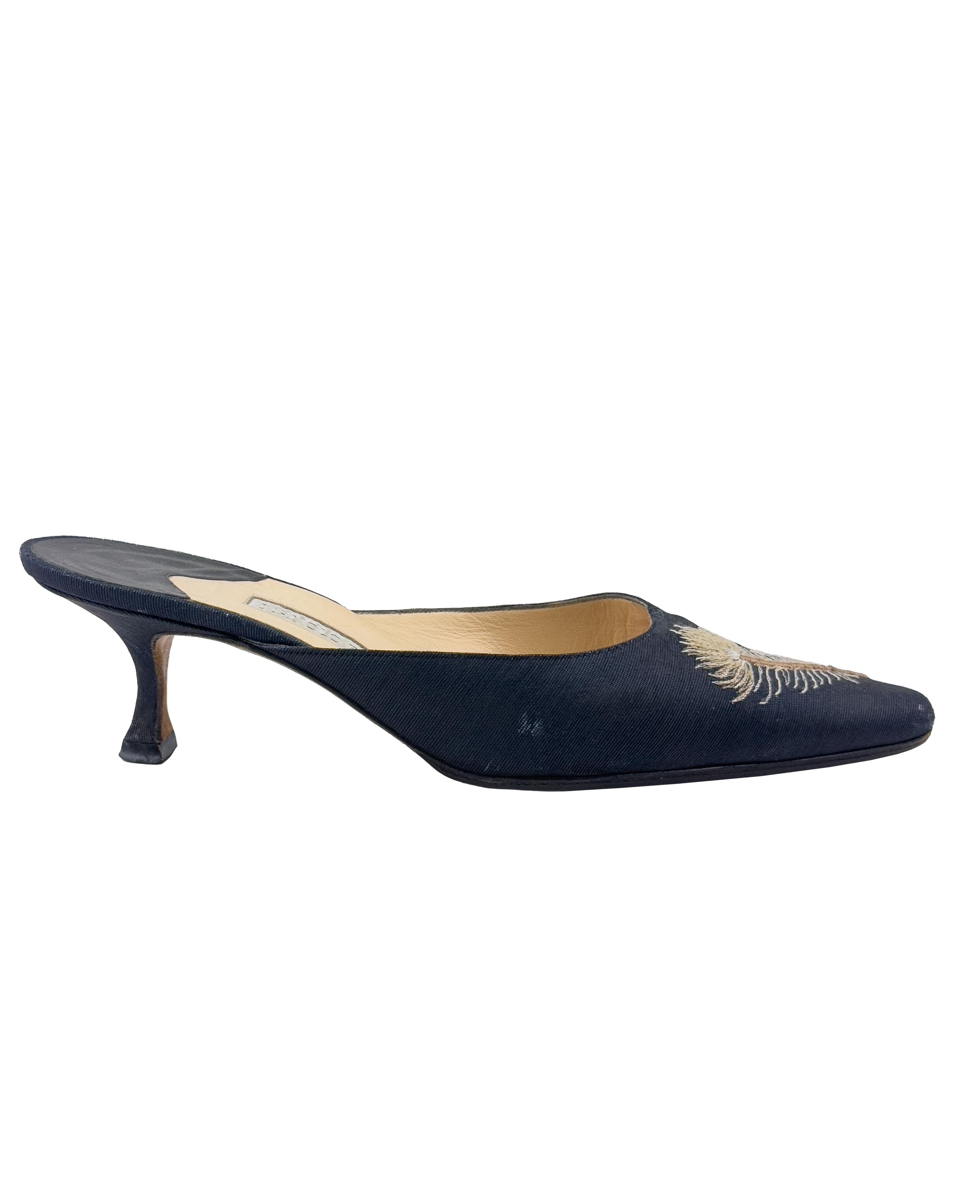 1990er Jahre Manolo Blahnik Pantoletten mit Kitten Heel. Dunkles marineblaues Grosgrain mit großen hellbraunen und beigen gestickten Federn auf der Zehenpartie. Abgerundete, spitze Zehen. Größe 39. Getragener Vintage-Zustand, siehe Fotos. Verkauft,