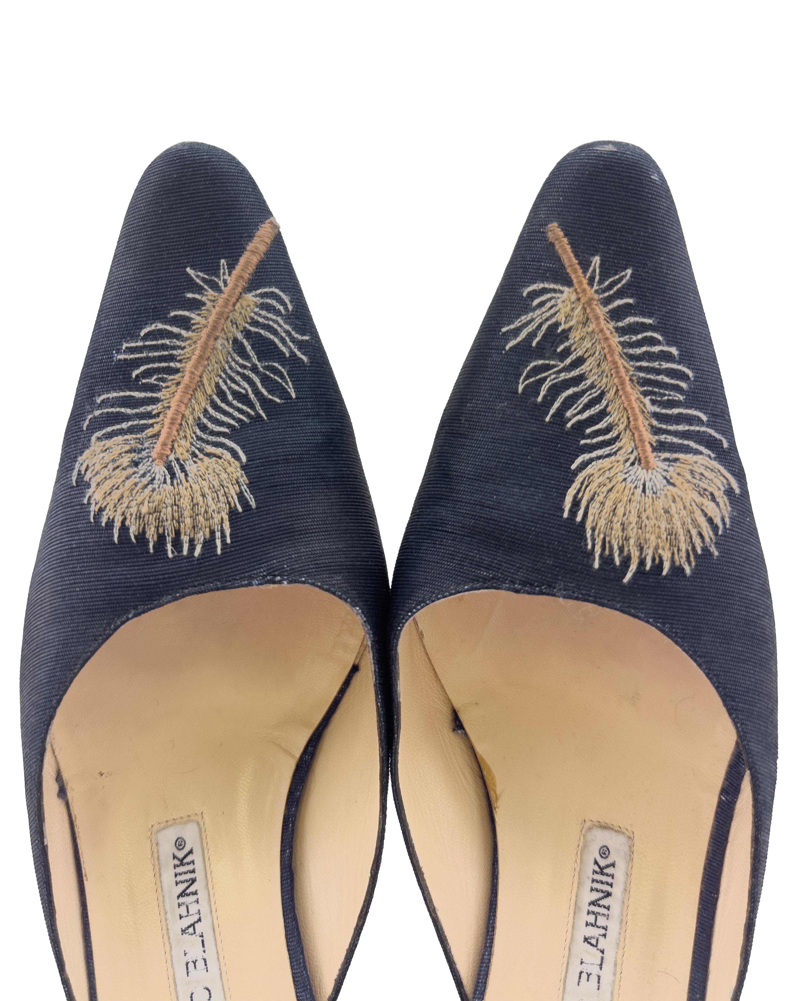 1990er Manolo Blahnik Kitten Heel Pantoletten mit Federstickerei im Zustand „Relativ gut“ im Angebot in Toronto, Ontario
