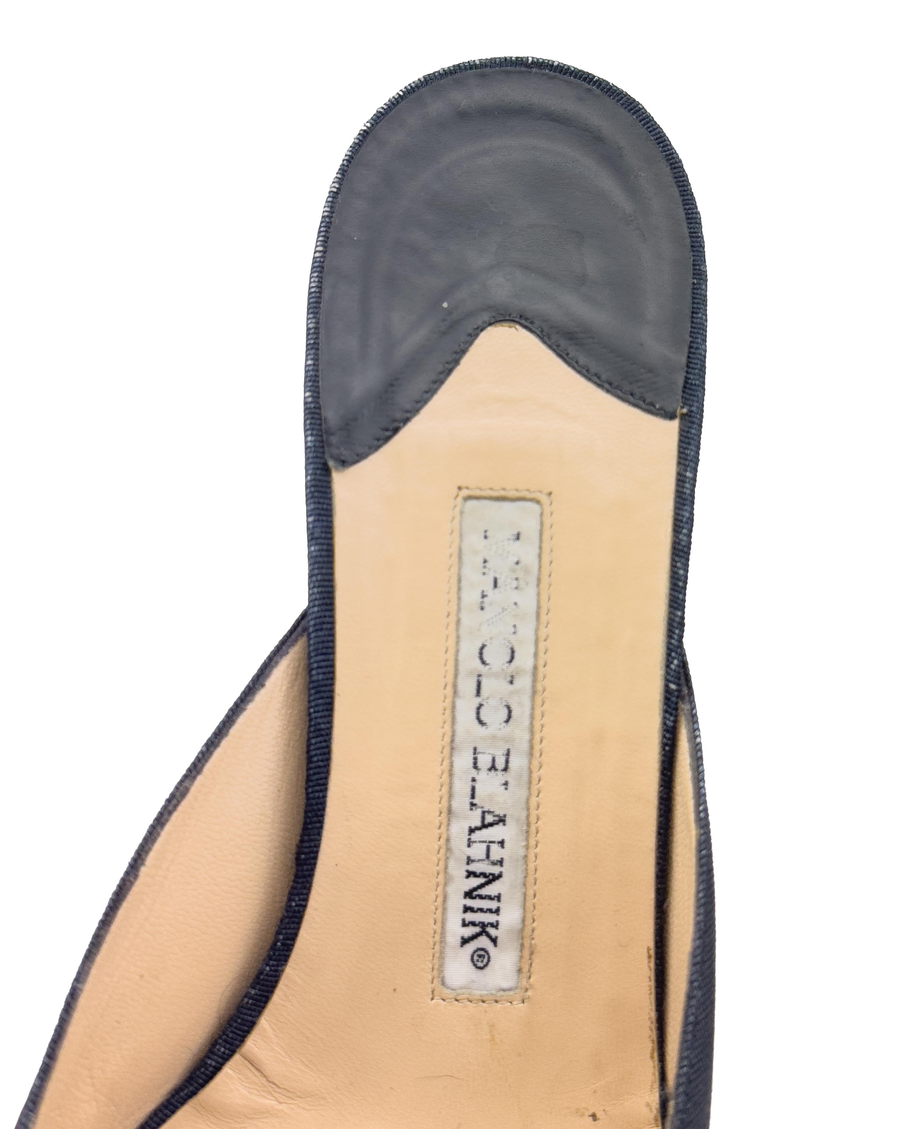 1990er Manolo Blahnik Kitten Heel Pantoletten mit Federstickerei Damen im Angebot