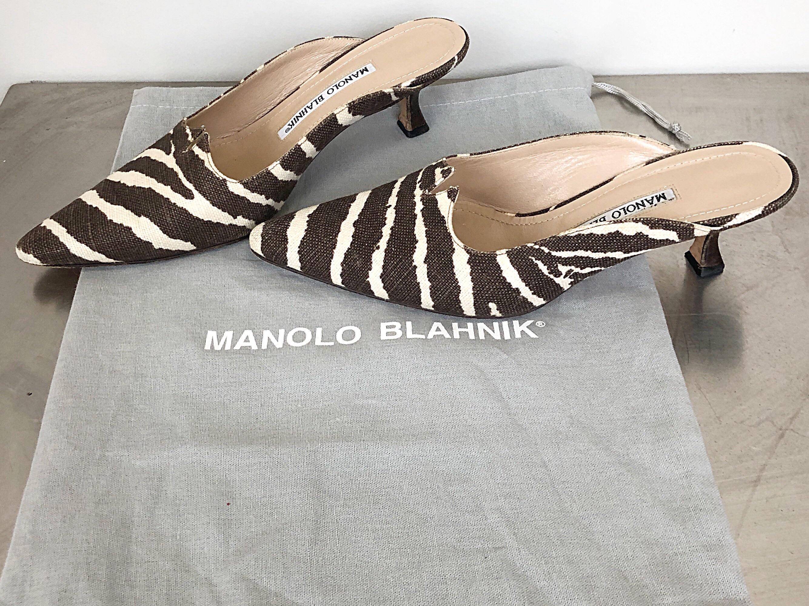 Rare musuem digne vintage début des années 90 MANOLO BLAHNIK zebra print brown and ivory Irish linen and leather kitten heel mules ! Silhouette signature de Blahnik avec détail découpé Avant Garde. Super confortable, et élégant sans effort. Peut