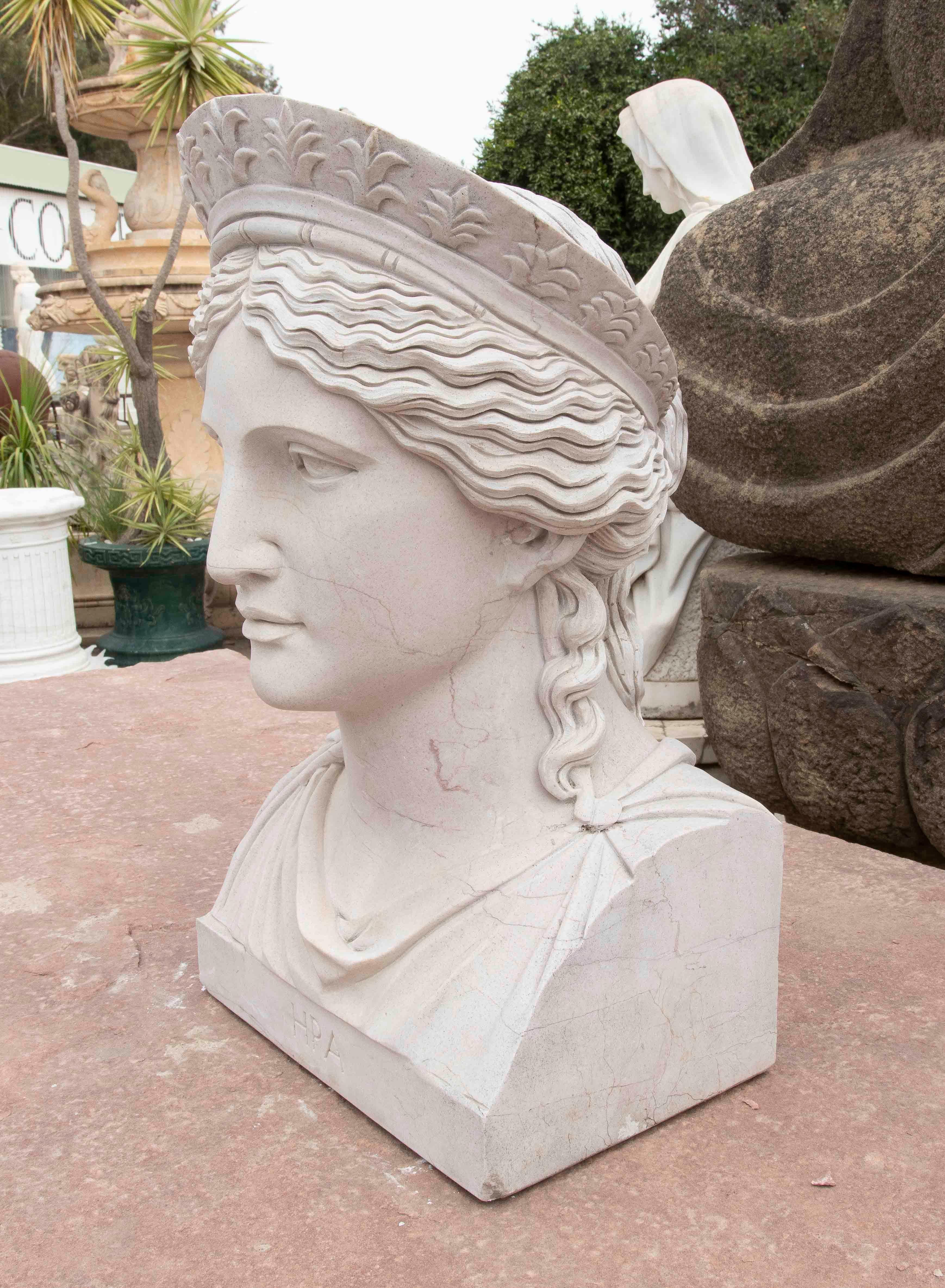 Busto de mármol de los años 90 de Hera, diosa griega con tocado clásico Tallado a mano en venta