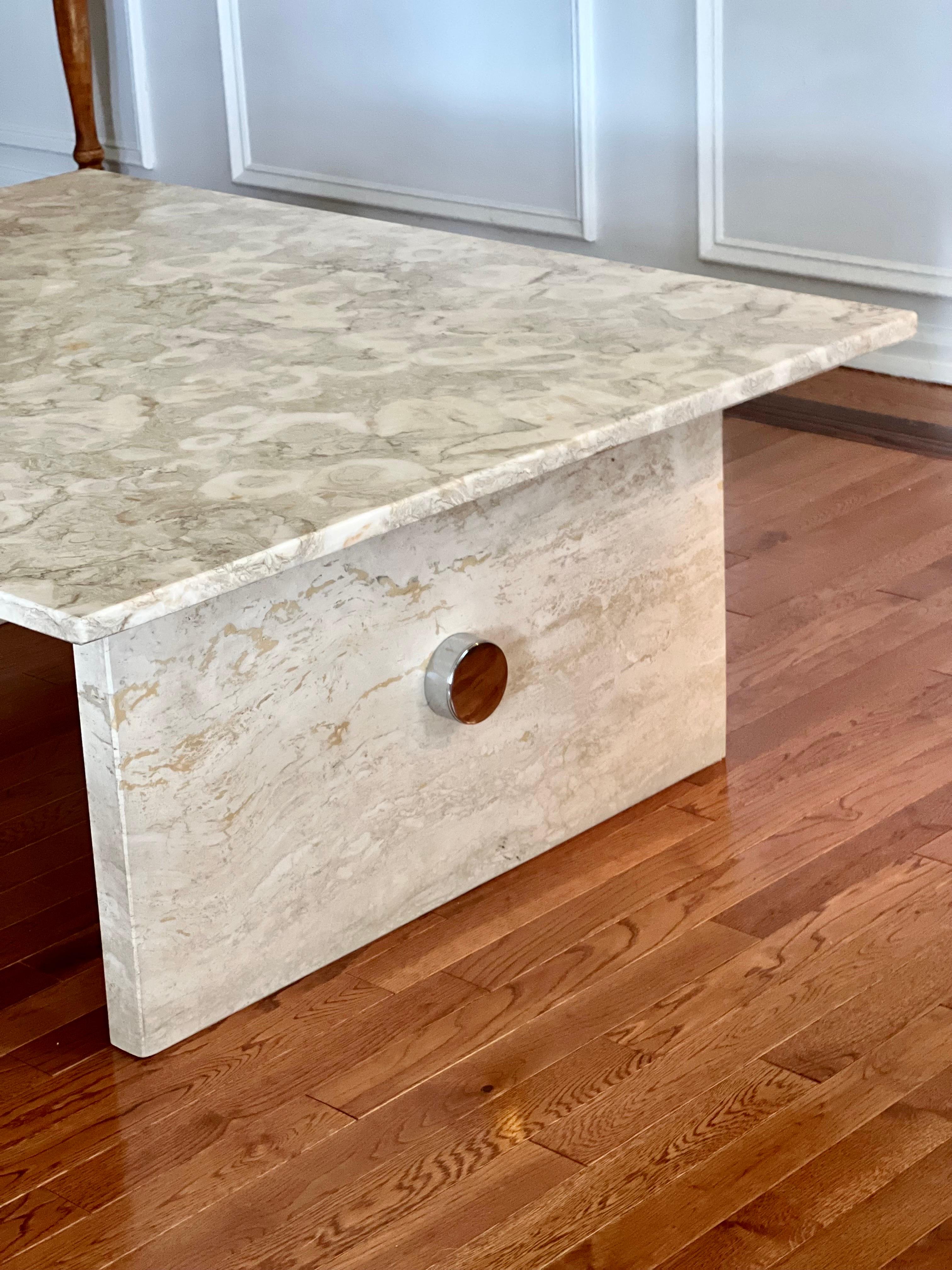 Moderne Table basse moderne et vintage en marbre et chrome en vente