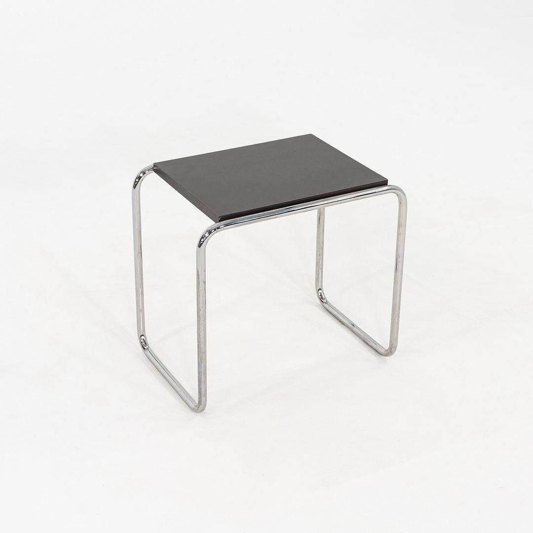 Il s'agit d'une table d'appoint Laccio, conçue à l'origine par Marcel Breuer en 1925. Ces exemples particuliers ont été produits par Thonet aux États-Unis et datent des années 1990. Les tables sont dotées d'une structure en acier tubulaire et d'un