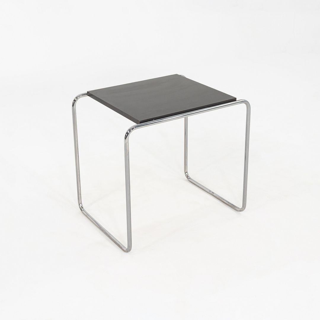 Il s'agit d'une table d'appoint Laccio, conçue à l'origine par Marcel Breuer en 1925. Ces exemples particuliers ont été produits par Thonet aux États-Unis et datent des années 1990. Les tables sont dotées d'une structure en acier tubulaire et d'un