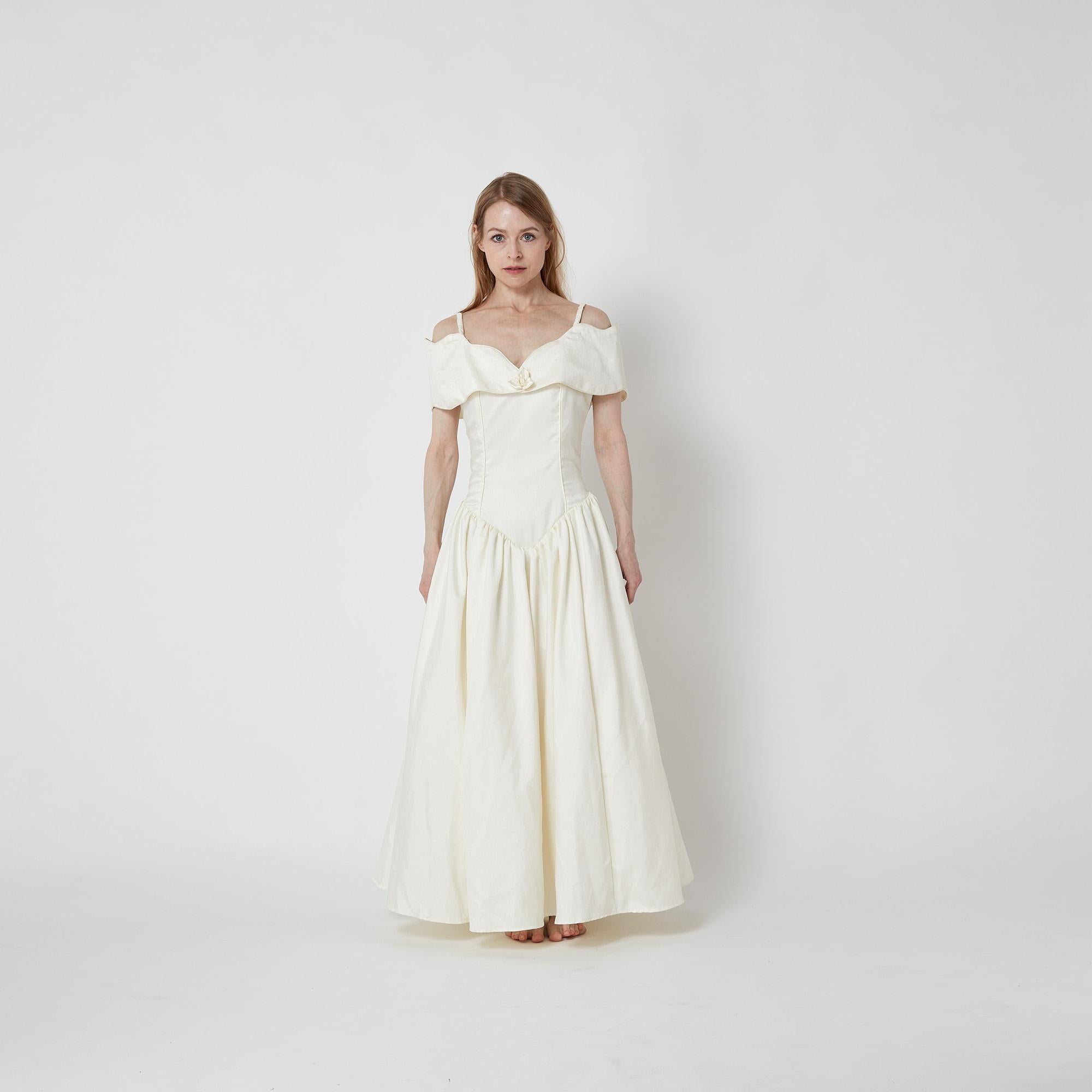 1990er Margaret Lee Cremefarbenes schulterfreies Hochzeitskleid aus Seide mit Schleife aus Seide im Angebot 1