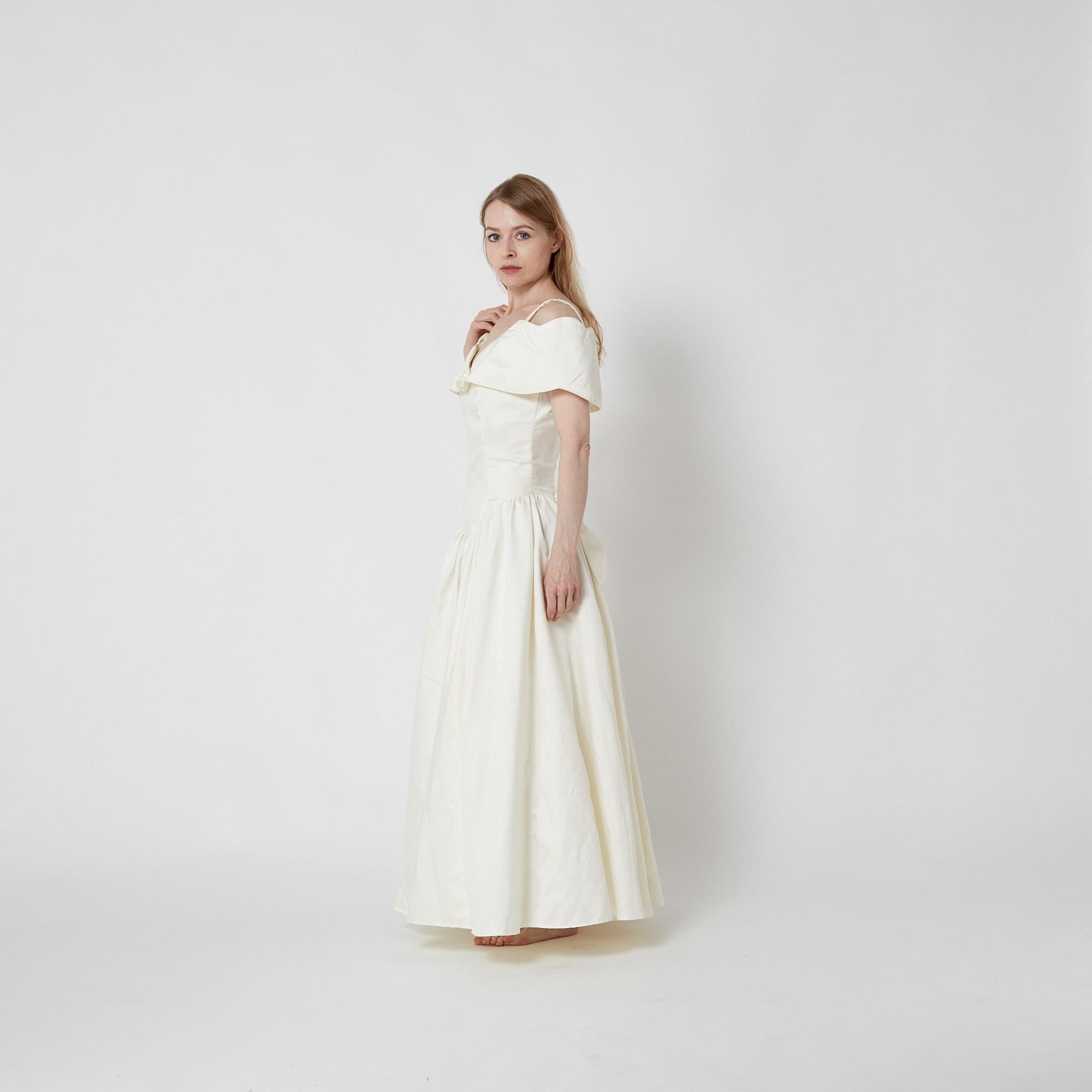 1990er Margaret Lee Cremefarbenes schulterfreies Hochzeitskleid aus Seide mit Schleife aus Seide im Angebot 2