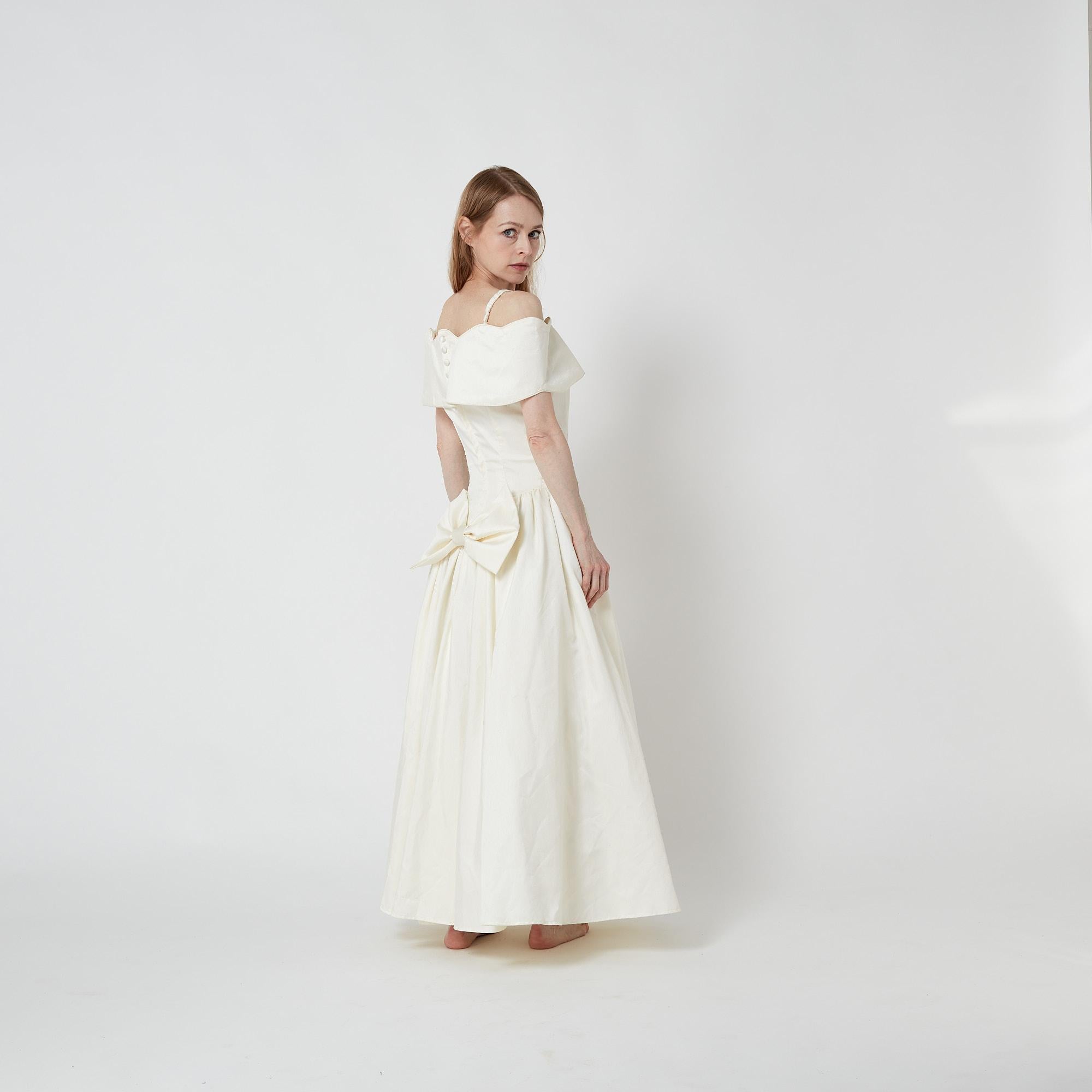 1990er Margaret Lee Cremefarbenes schulterfreies Hochzeitskleid aus Seide mit Schleife aus Seide im Angebot 3
