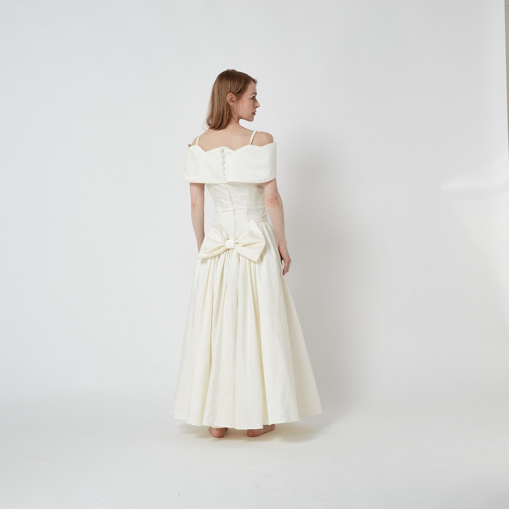 1990er Margaret Lee Cremefarbenes schulterfreies Hochzeitskleid aus Seide mit Schleife aus Seide im Angebot 4